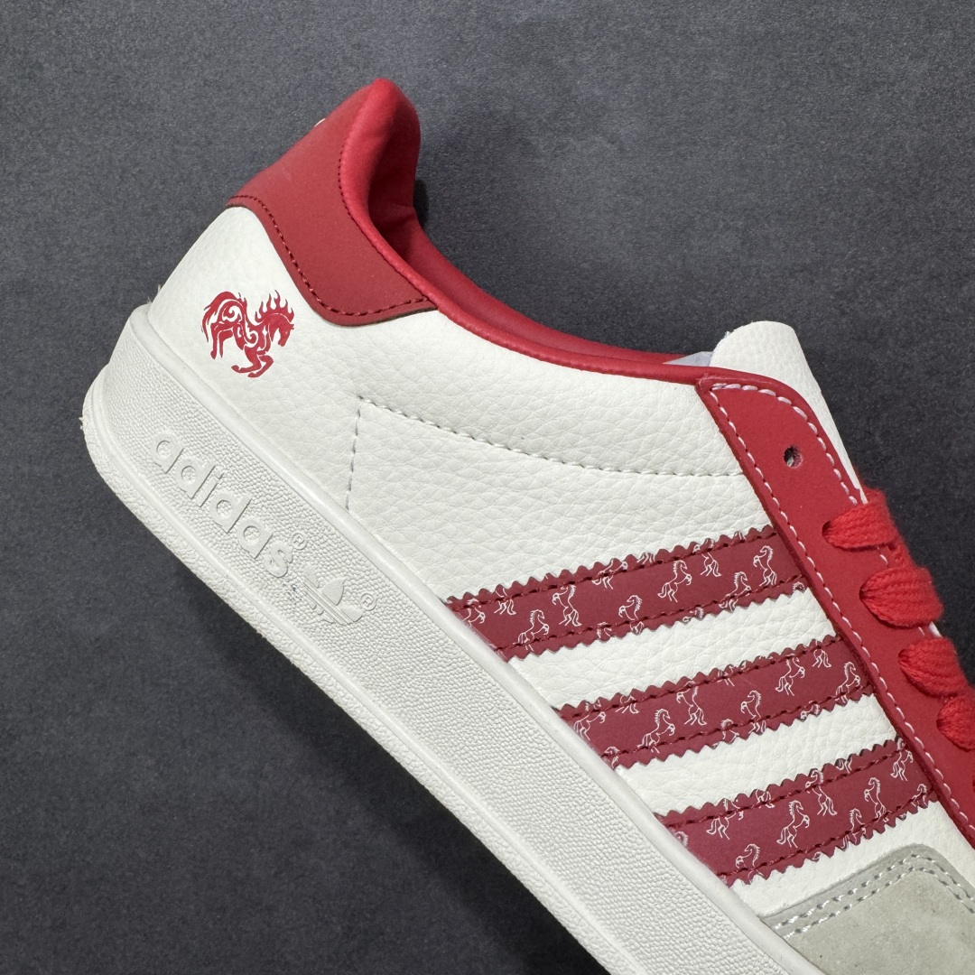 图片[6]-【定制版】马年新款Adidas Originals GAZELLE BOLD W“马年联名限定-橙红”专为 2026 丙午马年打造的限定款德训鞋，以活力橙红撞色点燃新年氛围，鞋头 2026 字样 + 鞋侧奔马印花，橙红条纹呼应马年活力，米白荔枝纹皮革搭配橙红渐变条纹，红色鞋带与鞋尾形成视觉呼应，经典德训鞋型注入鲜活年味，吸睛度拉满！ 货号： JJ2602 尺码： 36 36.5 37.5 38 38.5 39 40 40.5 41 42 42.5 43 44 44.5 45-选品中心