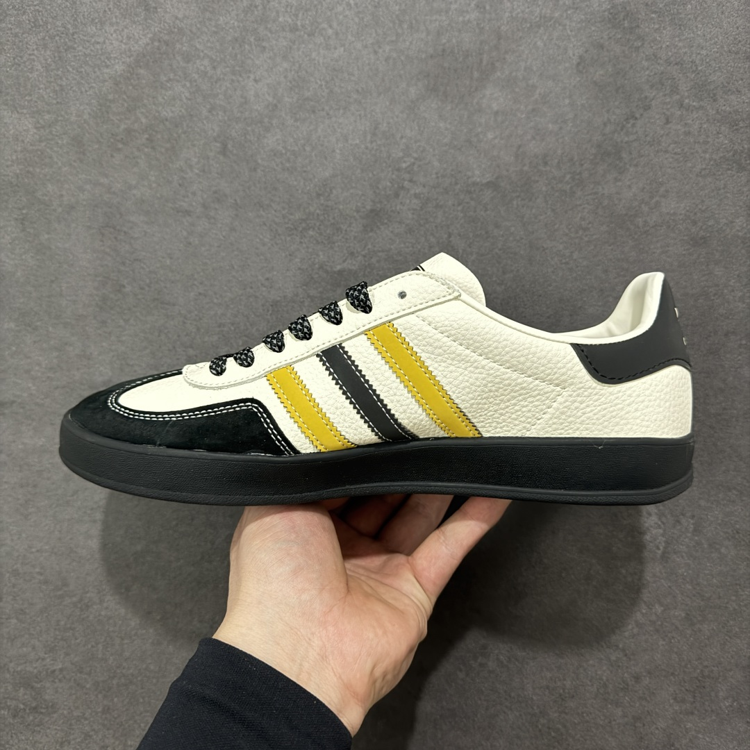 图片[2]-【定制版】马年新款海外定制限量发售 Adidas Originals GAZELLE INDOOR“马年联名限定-鎏金黑”专为 2026 丙午马年打造的国风限定德训鞋，将水墨奔马与鎏金纹样融入复古鞋型，鞋身满印墨韵奔马 + 卷草纹，搭配鞋侧 “马” 字印章，白荔枝纹皮革碰撞黑金黄条纹，黑色翻毛皮鞋头 + 编织鞋带，层次丰富不单调，复古感与高级感兼备！ 货号： LX0903 尺码： 36 36.5 37.5 38 38.5 39 40 40.5 41 42 42.5 43 44 44.5 45-选品中心