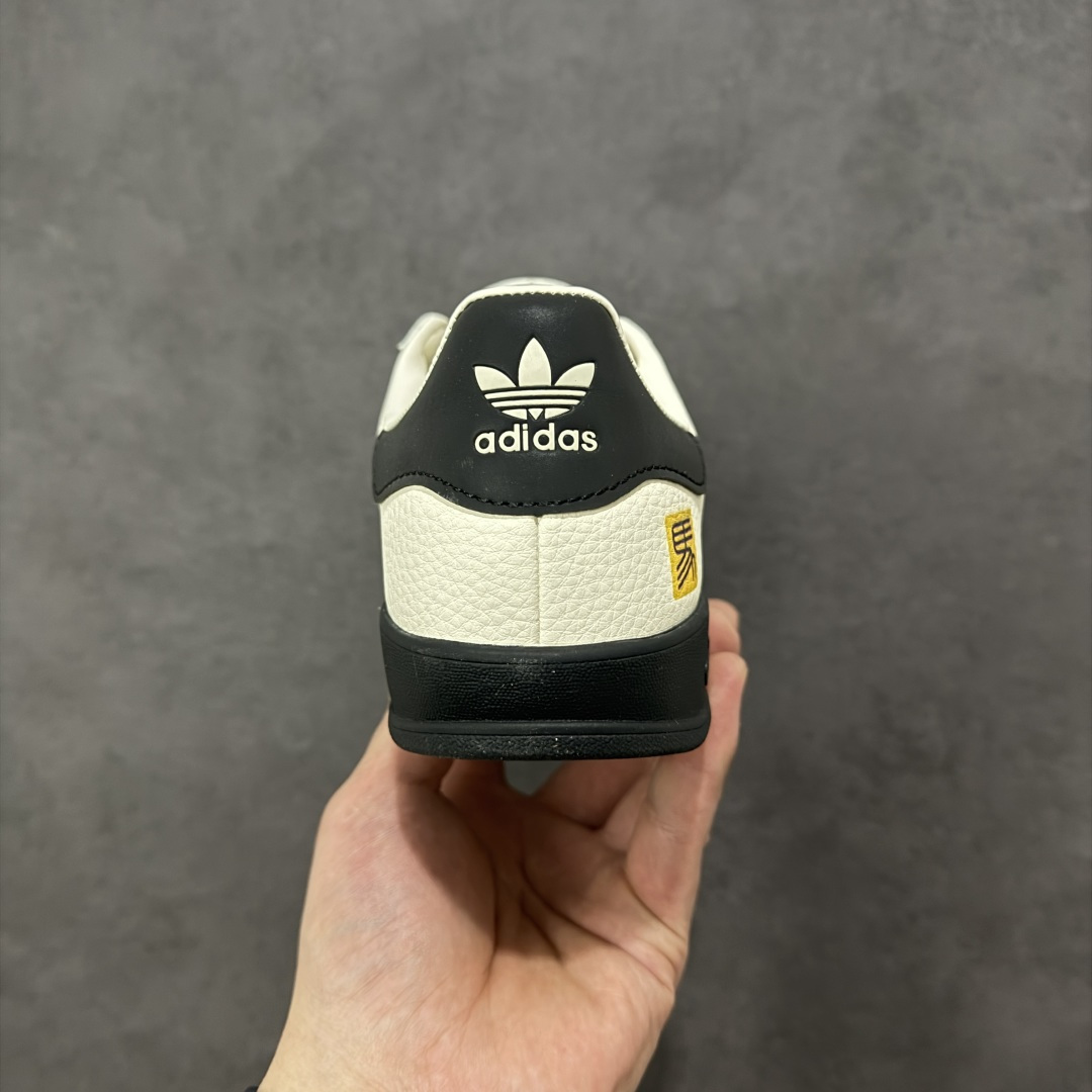 图片[4]-【定制版】马年新款海外定制限量发售 Adidas Originals GAZELLE INDOOR“马年联名限定-鎏金黑”专为 2026 丙午马年打造的国风限定德训鞋，将水墨奔马与鎏金纹样融入复古鞋型，鞋身满印墨韵奔马 + 卷草纹，搭配鞋侧 “马” 字印章，白荔枝纹皮革碰撞黑金黄条纹，黑色翻毛皮鞋头 + 编织鞋带，层次丰富不单调，复古感与高级感兼备！ 货号： LX0903 尺码： 36 36.5 37.5 38 38.5 39 40 40.5 41 42 42.5 43 44 44.5 45-选品中心