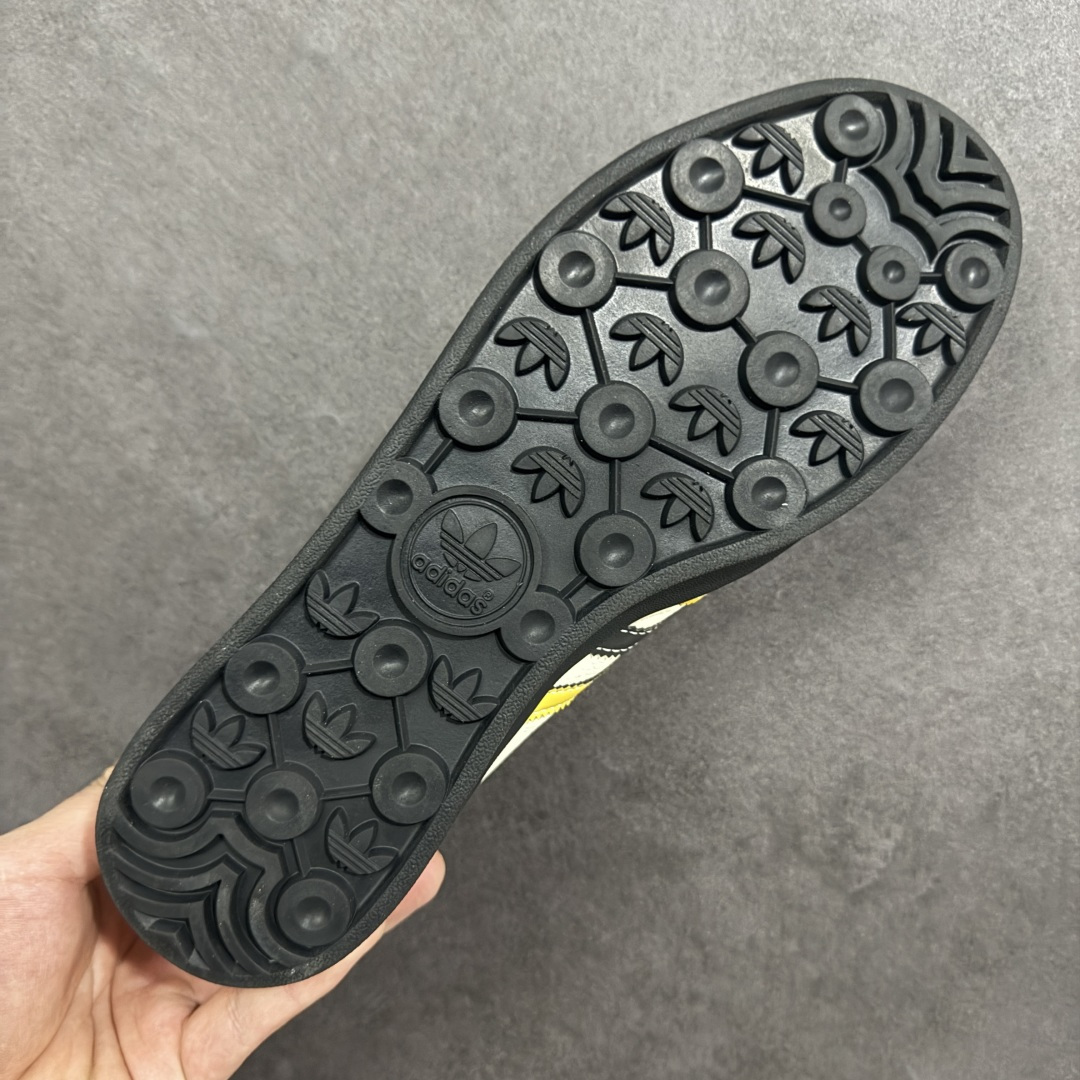 图片[9]-【定制版】马年新款海外定制限量发售 Adidas Originals GAZELLE INDOOR“马年联名限定-鎏金黑”专为 2026 丙午马年打造的国风限定德训鞋，将水墨奔马与鎏金纹样融入复古鞋型，鞋身满印墨韵奔马 + 卷草纹，搭配鞋侧 “马” 字印章，白荔枝纹皮革碰撞黑金黄条纹，黑色翻毛皮鞋头 + 编织鞋带，层次丰富不单调，复古感与高级感兼备！ 货号： LX0903 尺码： 36 36.5 37.5 38 38.5 39 40 40.5 41 42 42.5 43 44 44.5 45-选品中心