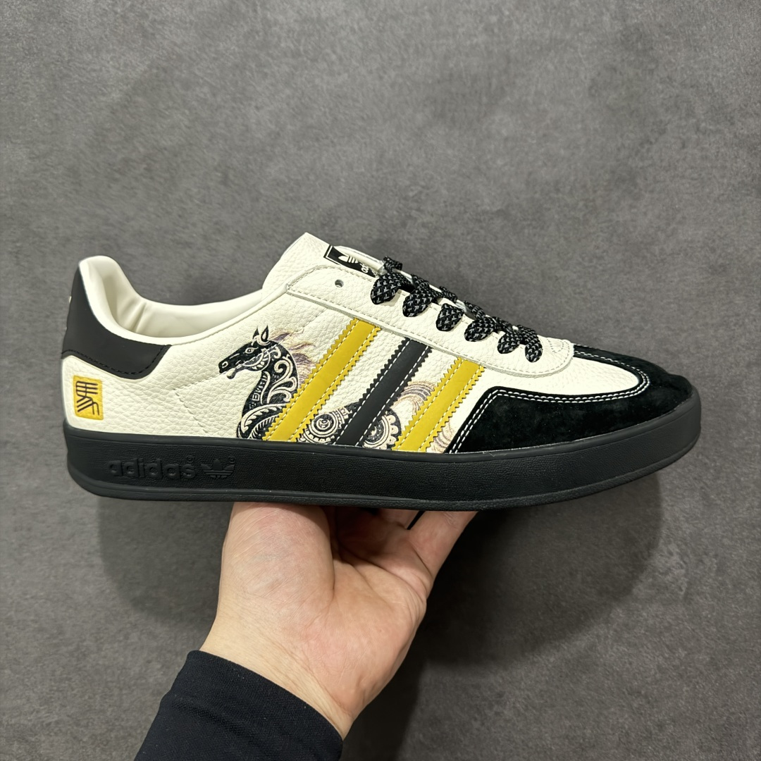 【定制版】马年新款海外定制限量发售 Adidas Originals GAZELLE INDOOR“马年联名限定-鎏金黑”专为 2026 丙午马年打造的国风限定德训鞋，将水墨奔马与鎏金纹样融入复古鞋型，鞋身满印墨韵奔马 + 卷草纹，搭配鞋侧 “马” 字印章，白荔枝纹皮革碰撞黑金黄条纹，黑色翻毛皮鞋头 + 编织鞋带，层次丰富不单调，复古感与高级感兼备！ 货号： LX0903 尺码： 36 36.5 37.5 38 38.5 39 40 40.5 41 42 42.5 43 44 44.5 45-选品中心
