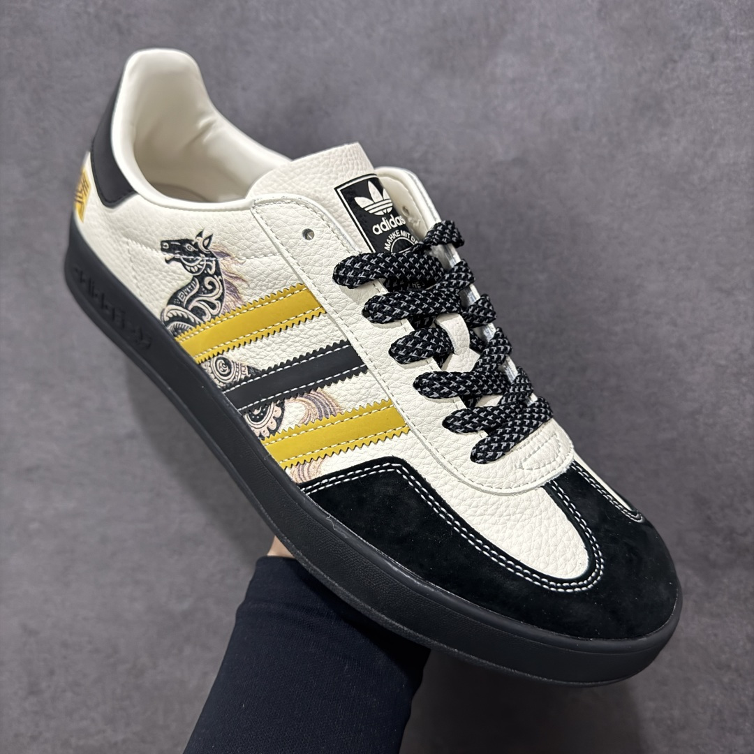 图片[3]-【定制版】马年新款海外定制限量发售 Adidas Originals GAZELLE INDOOR“马年联名限定-鎏金黑”专为 2026 丙午马年打造的国风限定德训鞋，将水墨奔马与鎏金纹样融入复古鞋型，鞋身满印墨韵奔马 + 卷草纹，搭配鞋侧 “马” 字印章，白荔枝纹皮革碰撞黑金黄条纹，黑色翻毛皮鞋头 + 编织鞋带，层次丰富不单调，复古感与高级感兼备！ 货号： LX0903 尺码： 36 36.5 37.5 38 38.5 39 40 40.5 41 42 42.5 43 44 44.5 45-选品中心