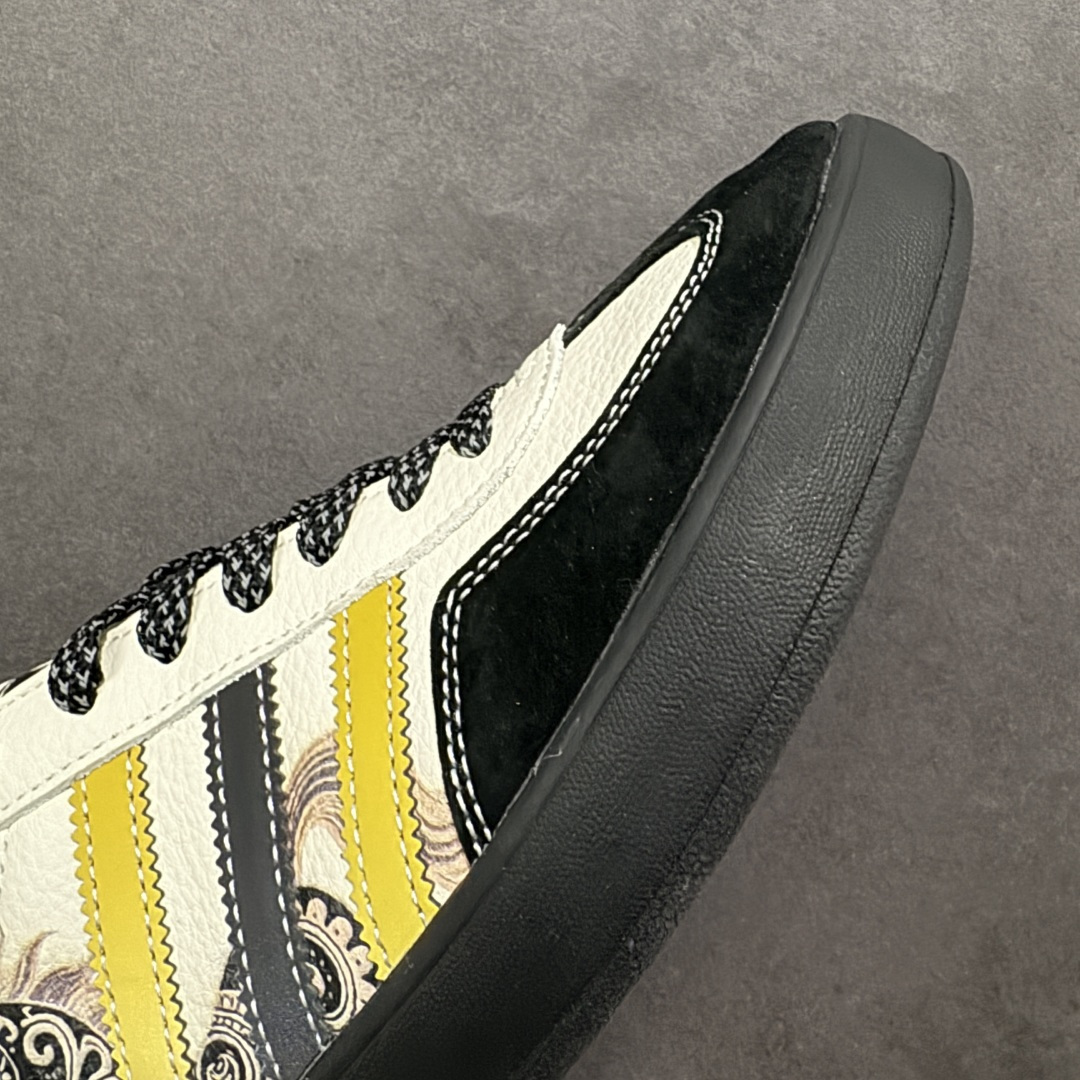 图片[5]-【定制版】马年新款海外定制限量发售 Adidas Originals GAZELLE INDOOR“马年联名限定-鎏金黑”专为 2026 丙午马年打造的国风限定德训鞋，将水墨奔马与鎏金纹样融入复古鞋型，鞋身满印墨韵奔马 + 卷草纹，搭配鞋侧 “马” 字印章，白荔枝纹皮革碰撞黑金黄条纹，黑色翻毛皮鞋头 + 编织鞋带，层次丰富不单调，复古感与高级感兼备！ 货号： LX0903 尺码： 36 36.5 37.5 38 38.5 39 40 40.5 41 42 42.5 43 44 44.5 45-选品中心