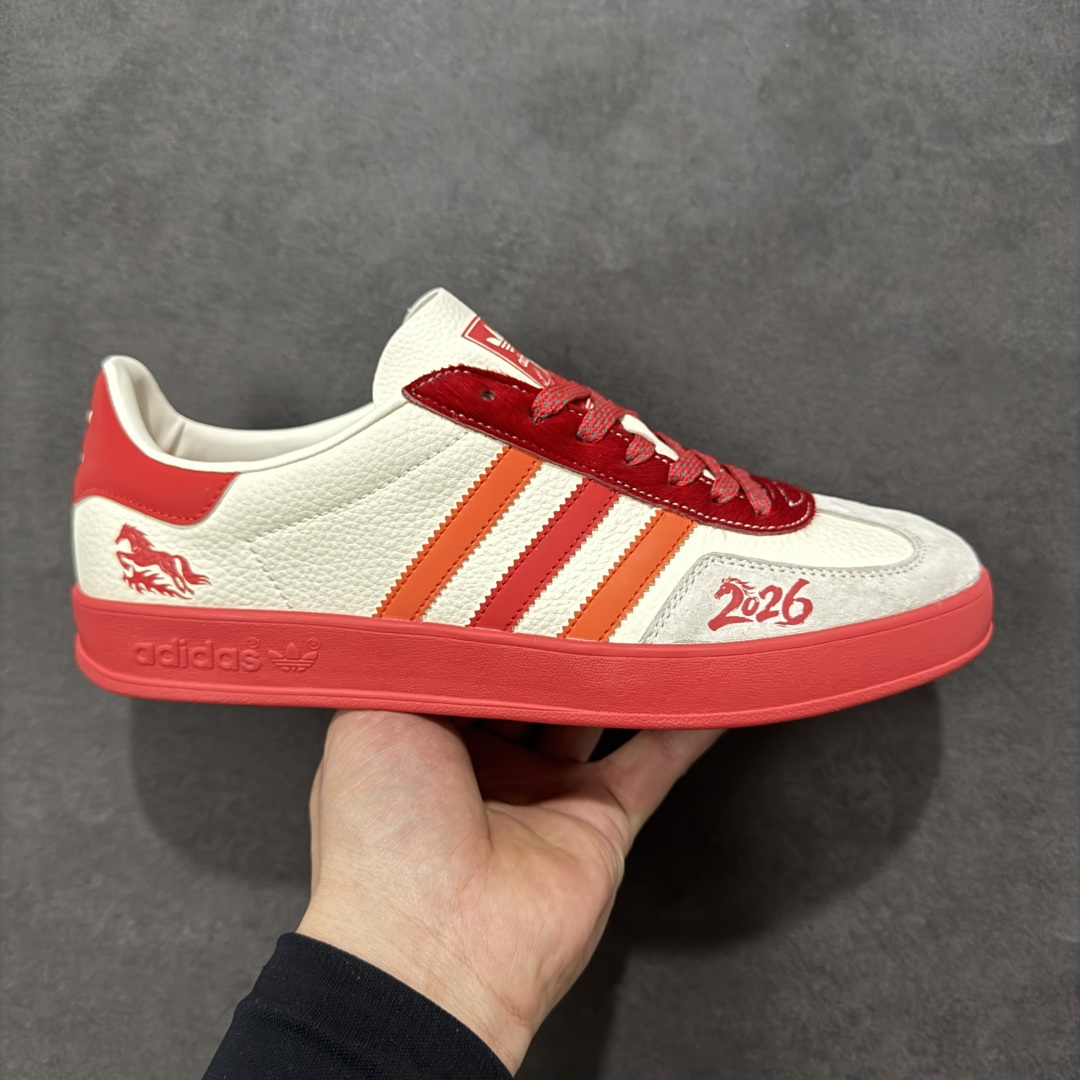 【定制版】马年新款Adidas Originals GAZELLE INDOOR“马年联名限定-橙红”专为 2026 丙午马年打造的限定款德训鞋，以活力橙红撞色点燃新年氛围，鞋头 2026 字样 + 鞋侧奔马印花，橙红条纹呼应马年活力，米白荔枝纹皮革搭配橙红渐变条纹，红色鞋带与鞋尾形成视觉呼应，经典德训鞋型注入鲜活年味，吸睛度拉满！ 货号： JJ2604 尺码： 36 36.5 37.5 38 38.5 39 40 40.5 41 42 42.5 43 44 44.5 45-选品中心