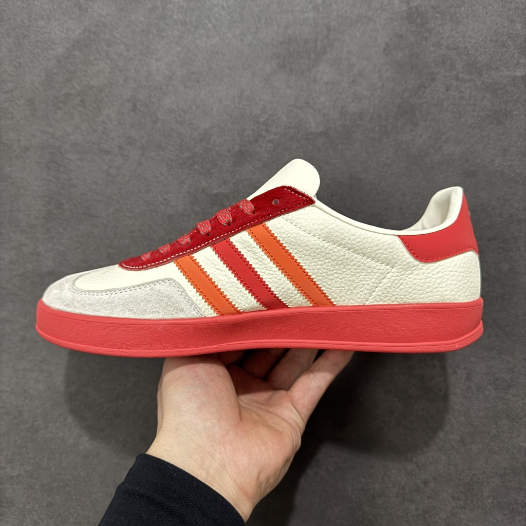 图片[2]-【定制版】马年新款Adidas Originals GAZELLE INDOOR“马年联名限定-橙红”专为 2026 丙午马年打造的限定款德训鞋，以活力橙红撞色点燃新年氛围，鞋头 2026 字样 + 鞋侧奔马印花，橙红条纹呼应马年活力，米白荔枝纹皮革搭配橙红渐变条纹，红色鞋带与鞋尾形成视觉呼应，经典德训鞋型注入鲜活年味，吸睛度拉满！ 货号： JJ2604 尺码： 36 36.5 37.5 38 38.5 39 40 40.5 41 42 42.5 43 44 44.5 45-选品中心