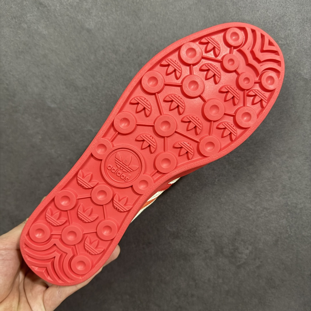 图片[9]-【定制版】马年新款Adidas Originals GAZELLE INDOOR“马年联名限定-橙红”专为 2026 丙午马年打造的限定款德训鞋，以活力橙红撞色点燃新年氛围，鞋头 2026 字样 + 鞋侧奔马印花，橙红条纹呼应马年活力，米白荔枝纹皮革搭配橙红渐变条纹，红色鞋带与鞋尾形成视觉呼应，经典德训鞋型注入鲜活年味，吸睛度拉满！ 货号： JJ2604 尺码： 36 36.5 37.5 38 38.5 39 40 40.5 41 42 42.5 43 44 44.5 45-选品中心