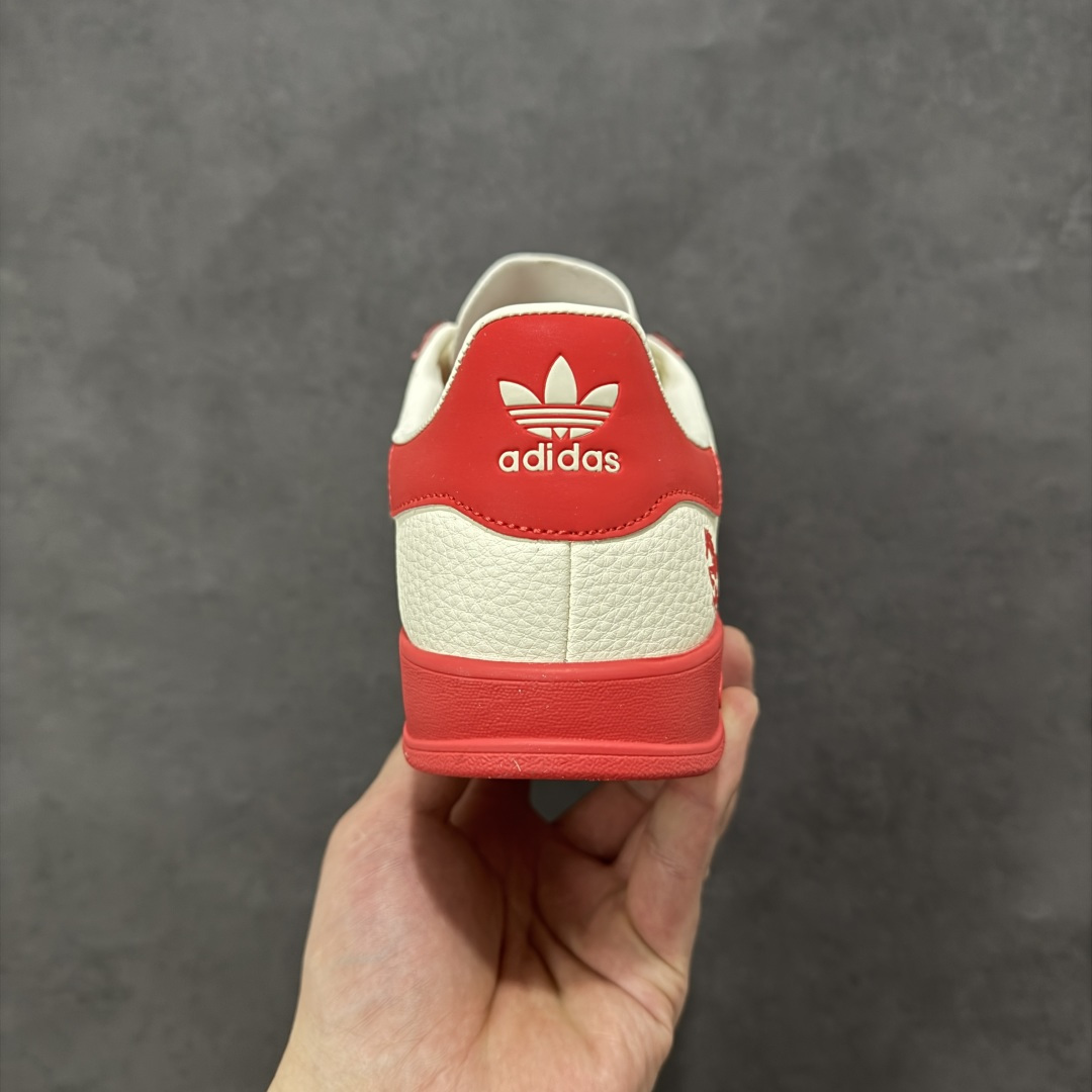 图片[4]-【定制版】马年新款Adidas Originals GAZELLE INDOOR“马年联名限定-橙红”专为 2026 丙午马年打造的限定款德训鞋，以活力橙红撞色点燃新年氛围，鞋头 2026 字样 + 鞋侧奔马印花，橙红条纹呼应马年活力，米白荔枝纹皮革搭配橙红渐变条纹，红色鞋带与鞋尾形成视觉呼应，经典德训鞋型注入鲜活年味，吸睛度拉满！ 货号： JJ2604 尺码： 36 36.5 37.5 38 38.5 39 40 40.5 41 42 42.5 43 44 44.5 45-选品中心