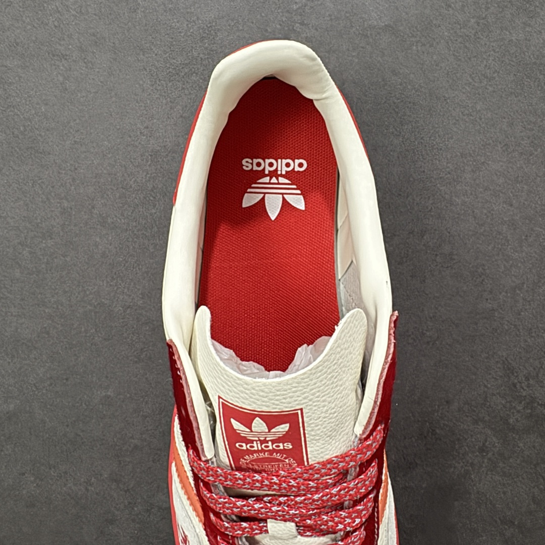 图片[7]-【定制版】马年新款Adidas Originals GAZELLE INDOOR“马年联名限定-橙红”专为 2026 丙午马年打造的限定款德训鞋，以活力橙红撞色点燃新年氛围，鞋头 2026 字样 + 鞋侧奔马印花，橙红条纹呼应马年活力，米白荔枝纹皮革搭配橙红渐变条纹，红色鞋带与鞋尾形成视觉呼应，经典德训鞋型注入鲜活年味，吸睛度拉满！ 货号： JJ2604 尺码： 36 36.5 37.5 38 38.5 39 40 40.5 41 42 42.5 43 44 44.5 45-选品中心