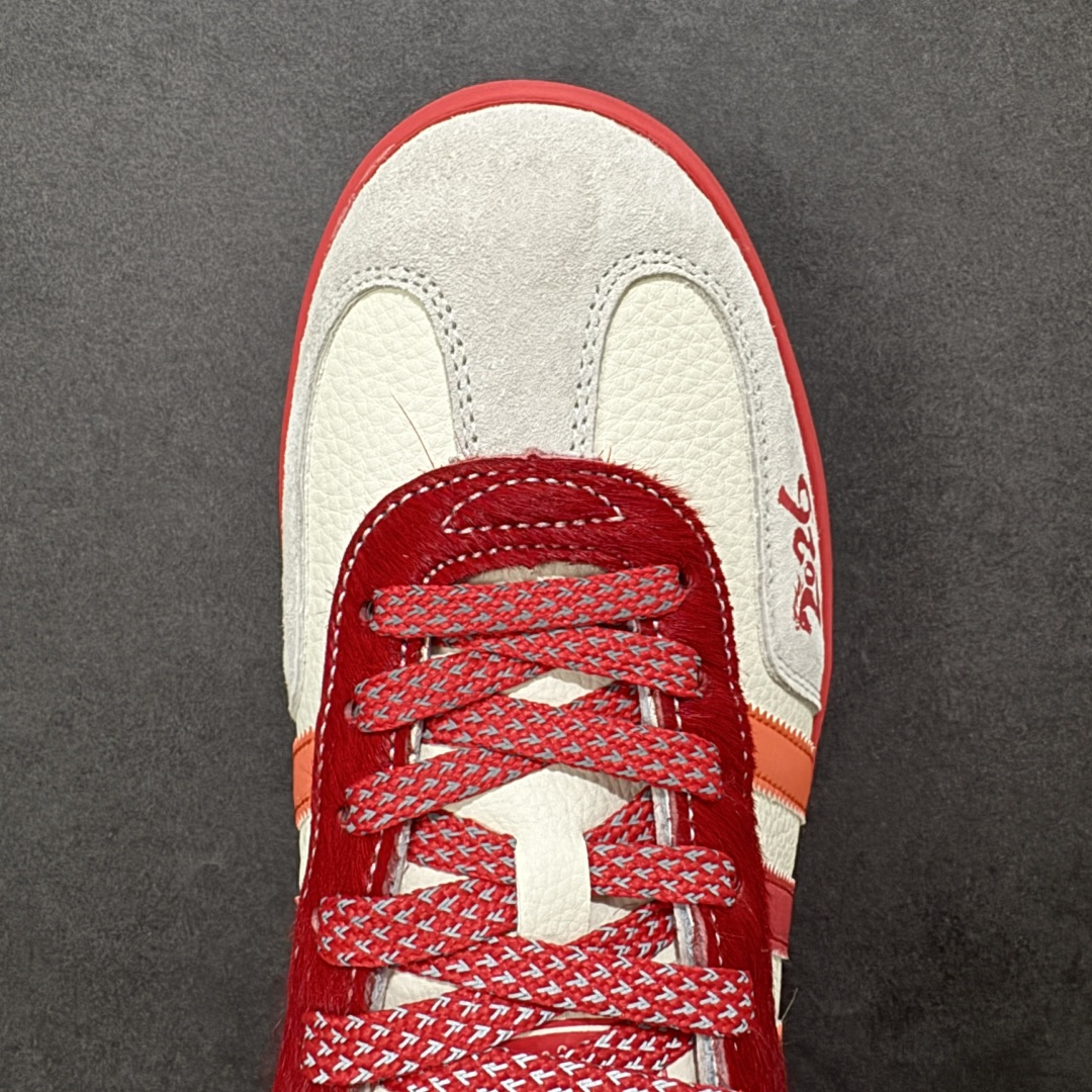 图片[8]-【定制版】马年新款Adidas Originals GAZELLE INDOOR“马年联名限定-橙红”专为 2026 丙午马年打造的限定款德训鞋，以活力橙红撞色点燃新年氛围，鞋头 2026 字样 + 鞋侧奔马印花，橙红条纹呼应马年活力，米白荔枝纹皮革搭配橙红渐变条纹，红色鞋带与鞋尾形成视觉呼应，经典德训鞋型注入鲜活年味，吸睛度拉满！ 货号： JJ2604 尺码： 36 36.5 37.5 38 38.5 39 40 40.5 41 42 42.5 43 44 44.5 45-选品中心