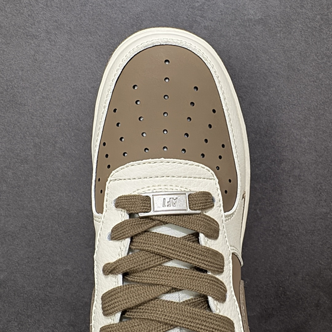 图片[8]-【定制版】马年限定高端定制Nike Air Force 1 \’07 Low “马年限定-白棕” 专为 2026 丙午马年打造的限定款空军板鞋，以温暖棕白撞色致敬经典鞋型，鞋侧篆刻风 “马” 字印章 + 鞋身红色缝线点缀，细节处暗藏新年仪式感，米白荔枝纹皮革搭配深棕磨砂皮，温暖色调适配秋冬穿搭，经典空军鞋型注入新中式细节，复古又吸睛！ 货号：XD0028-017 尺码：36 36.5 37.5 38 38.5 39 40 40.5 41 42 42.5 43 44 44.5 45-选品中心