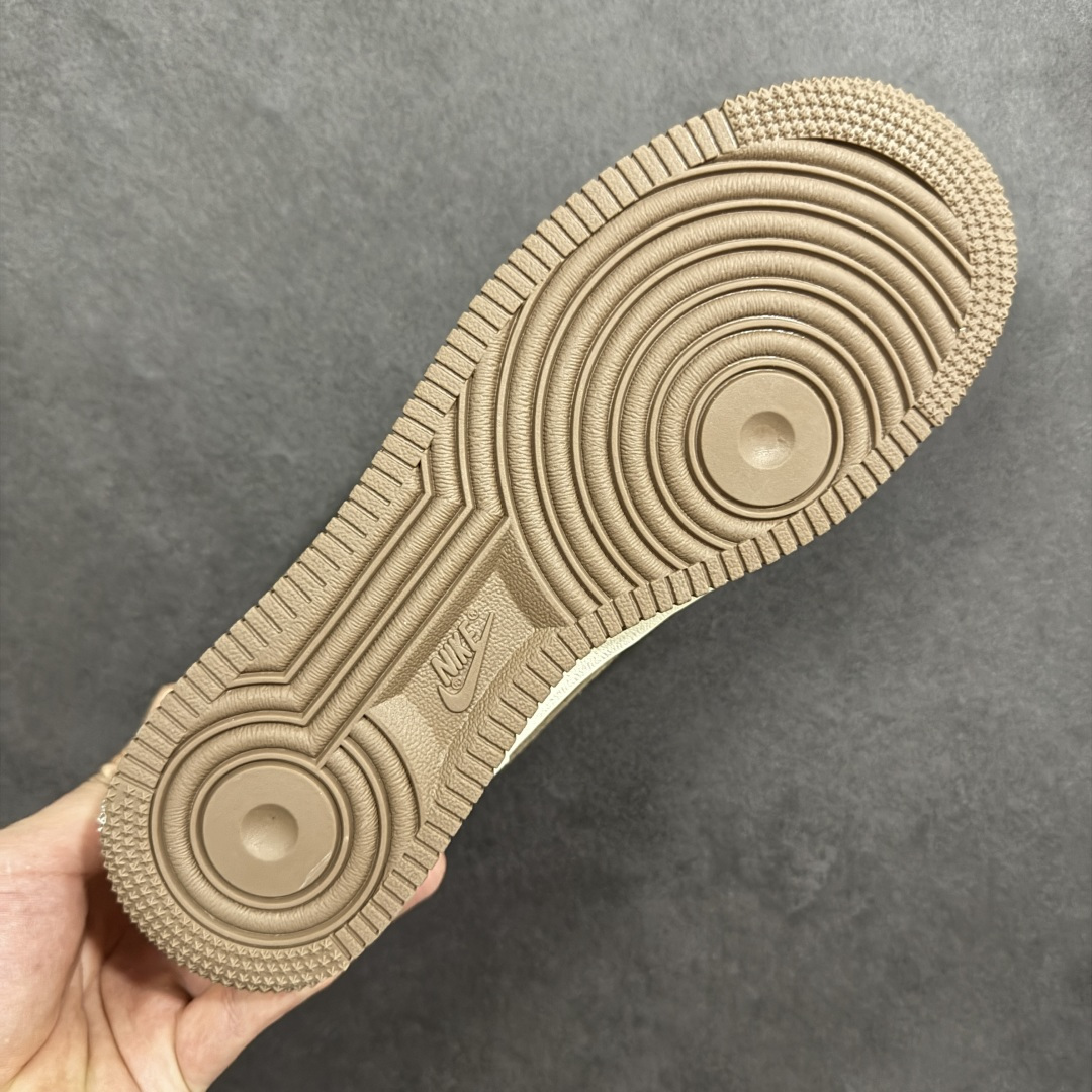 图片[9]-【定制版】马年限定高端定制Nike Air Force 1 \’07 Low “马年限定-白棕” 专为 2026 丙午马年打造的限定款空军板鞋，以温暖棕白撞色致敬经典鞋型，鞋侧篆刻风 “马” 字印章 + 鞋身红色缝线点缀，细节处暗藏新年仪式感，米白荔枝纹皮革搭配深棕磨砂皮，温暖色调适配秋冬穿搭，经典空军鞋型注入新中式细节，复古又吸睛！ 货号：XD0028-017 尺码：36 36.5 37.5 38 38.5 39 40 40.5 41 42 42.5 43 44 44.5 45-选品中心