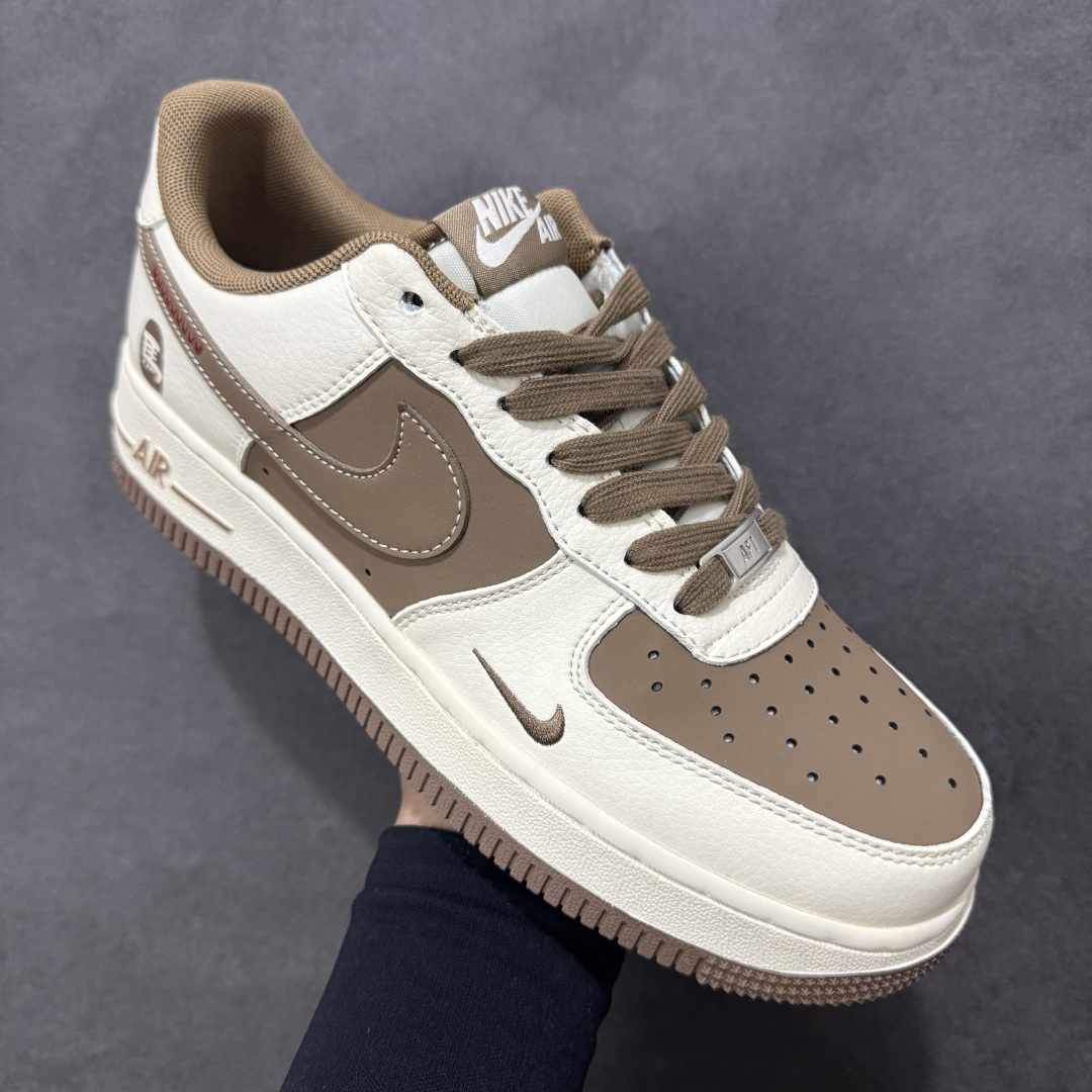 图片[3]-【定制版】马年限定高端定制Nike Air Force 1 \’07 Low “马年限定-白棕” 专为 2026 丙午马年打造的限定款空军板鞋，以温暖棕白撞色致敬经典鞋型，鞋侧篆刻风 “马” 字印章 + 鞋身红色缝线点缀，细节处暗藏新年仪式感，米白荔枝纹皮革搭配深棕磨砂皮，温暖色调适配秋冬穿搭，经典空军鞋型注入新中式细节，复古又吸睛！ 货号：XD0028-017 尺码：36 36.5 37.5 38 38.5 39 40 40.5 41 42 42.5 43 44 44.5 45-选品中心