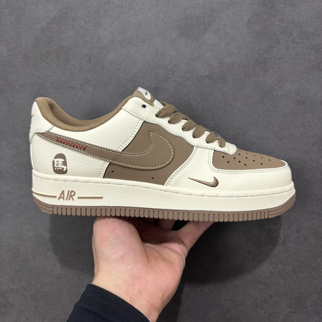 【定制版】马年限定高端定制Nike Air Force 1 \'07 Low “马年限定-白棕” 专为 2026 丙午马年打造的限定款空军板鞋，以温暖棕白撞色致敬经典鞋型，鞋侧篆刻风 “马” 字印章 + 鞋身红色缝线点缀，细节处暗藏新年仪式感，米白荔枝纹皮革搭配深棕磨砂皮，温暖色调适配秋冬穿搭，经典空军鞋型注入新中式细节，复古又吸睛！ 货号：XD0028-017 尺码：36 36.5 37.5 38 38.5 39 40 40.5 41 42 42.5 43 44 44.5 45-选品中心