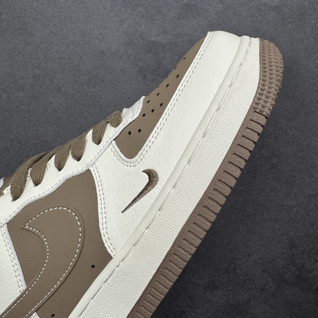 图片[5]-【定制版】马年限定高端定制Nike Air Force 1 \’07 Low “马年限定-白棕” 专为 2026 丙午马年打造的限定款空军板鞋，以温暖棕白撞色致敬经典鞋型，鞋侧篆刻风 “马” 字印章 + 鞋身红色缝线点缀，细节处暗藏新年仪式感，米白荔枝纹皮革搭配深棕磨砂皮，温暖色调适配秋冬穿搭，经典空军鞋型注入新中式细节，复古又吸睛！ 货号：XD0028-017 尺码：36 36.5 37.5 38 38.5 39 40 40.5 41 42 42.5 43 44 44.5 45-选品中心