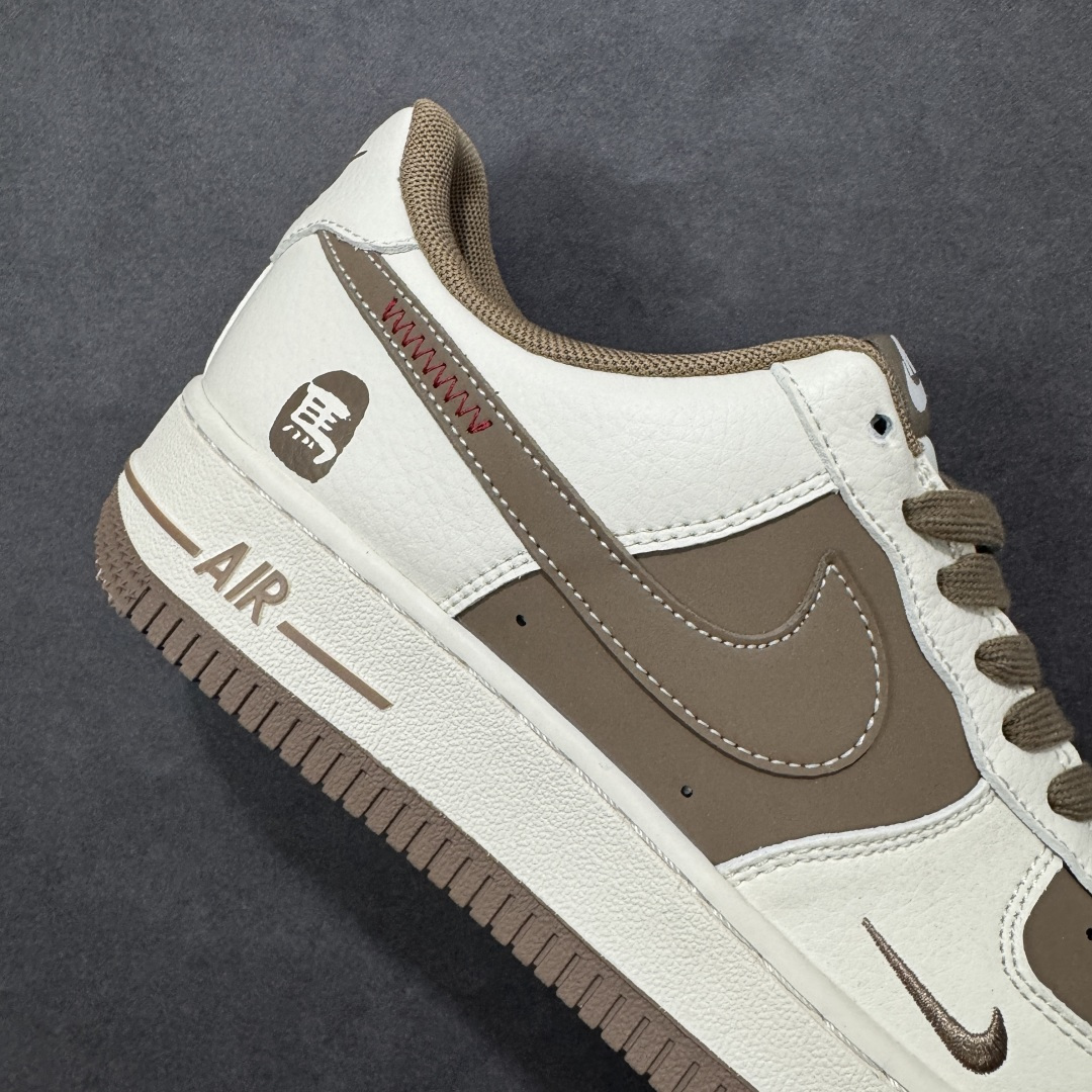 图片[6]-【定制版】马年限定高端定制Nike Air Force 1 \’07 Low “马年限定-白棕” 专为 2026 丙午马年打造的限定款空军板鞋，以温暖棕白撞色致敬经典鞋型，鞋侧篆刻风 “马” 字印章 + 鞋身红色缝线点缀，细节处暗藏新年仪式感，米白荔枝纹皮革搭配深棕磨砂皮，温暖色调适配秋冬穿搭，经典空军鞋型注入新中式细节，复古又吸睛！ 货号：XD0028-017 尺码：36 36.5 37.5 38 38.5 39 40 40.5 41 42 42.5 43 44 44.5 45-选品中心