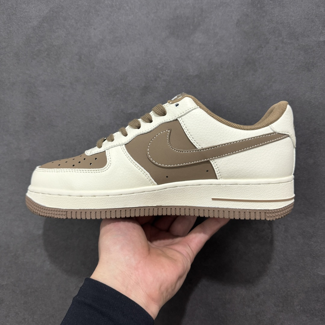 图片[2]-【定制版】马年限定高端定制Nike Air Force 1 \’07 Low “马年限定-白棕” 专为 2026 丙午马年打造的限定款空军板鞋，以温暖棕白撞色致敬经典鞋型，鞋侧篆刻风 “马” 字印章 + 鞋身红色缝线点缀，细节处暗藏新年仪式感，米白荔枝纹皮革搭配深棕磨砂皮，温暖色调适配秋冬穿搭，经典空军鞋型注入新中式细节，复古又吸睛！ 货号：XD0028-017 尺码：36 36.5 37.5 38 38.5 39 40 40.5 41 42 42.5 43 44 44.5 45-选品中心