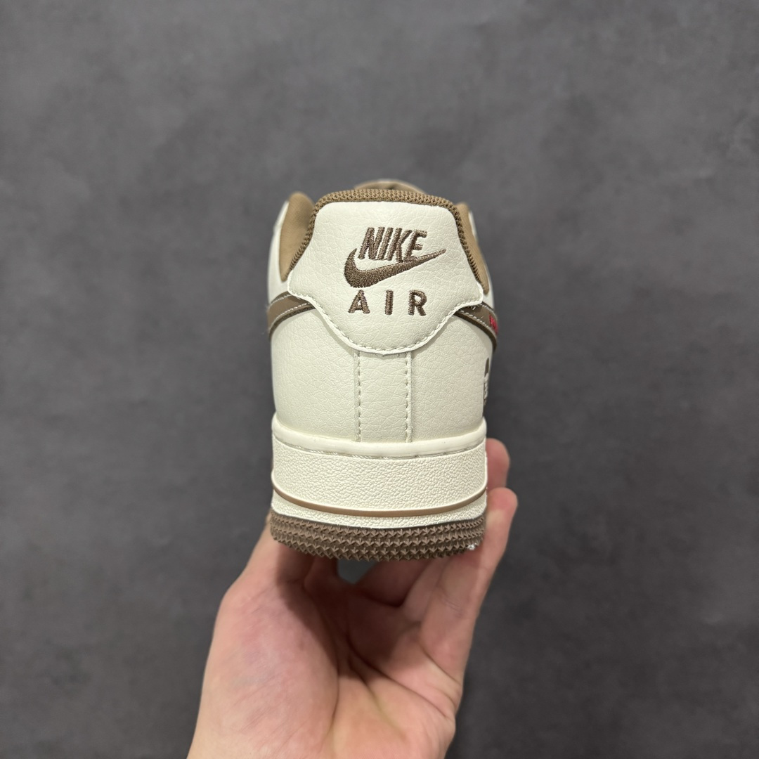 图片[4]-【定制版】马年限定高端定制Nike Air Force 1 \’07 Low “马年限定-白棕” 专为 2026 丙午马年打造的限定款空军板鞋，以温暖棕白撞色致敬经典鞋型，鞋侧篆刻风 “马” 字印章 + 鞋身红色缝线点缀，细节处暗藏新年仪式感，米白荔枝纹皮革搭配深棕磨砂皮，温暖色调适配秋冬穿搭，经典空军鞋型注入新中式细节，复古又吸睛！ 货号：XD0028-017 尺码：36 36.5 37.5 38 38.5 39 40 40.5 41 42 42.5 43 44 44.5 45-选品中心