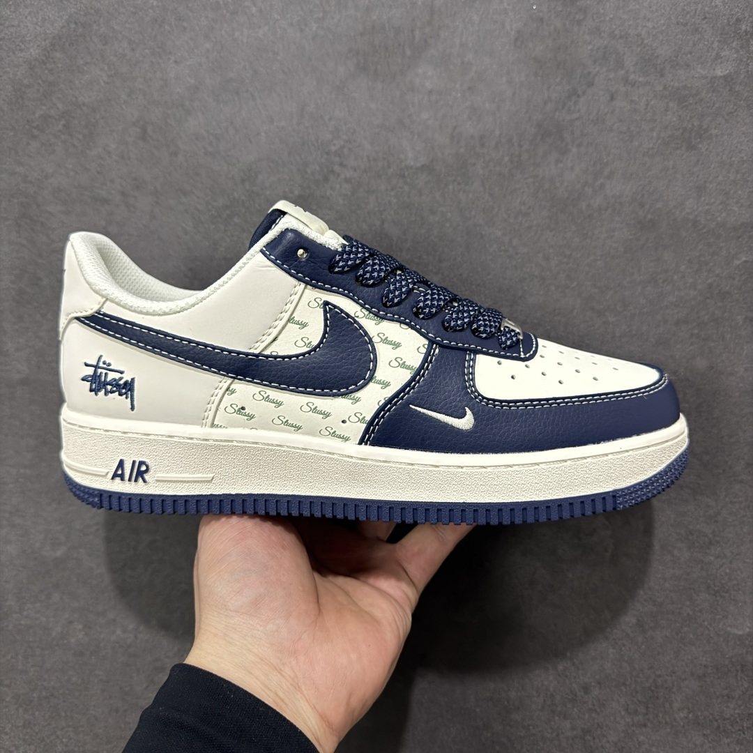 【定制版】Nike Air Force 1 Low（斯图西联名） 空军一号 爆款高端定制 反光满印Logo+刺绣标识，街头质感拉满！ 鞋侧有Stussy刺绣标识，融标志性的涂鸦式Logo与满印品牌标识，鞋身采用米白与藏蓝拼接设计，金属挂饰等细节强化了联名辨识度。 定制鞋盒 大厂纯原品质出货 超高清洁度 皮料切割干净无任何毛边 细节完美 货号：HH7518-081 尺码：36 36.5 37.5 38 38.5 39 40 40.5 41 42 42.5 43 44 44.5 45-选品中心