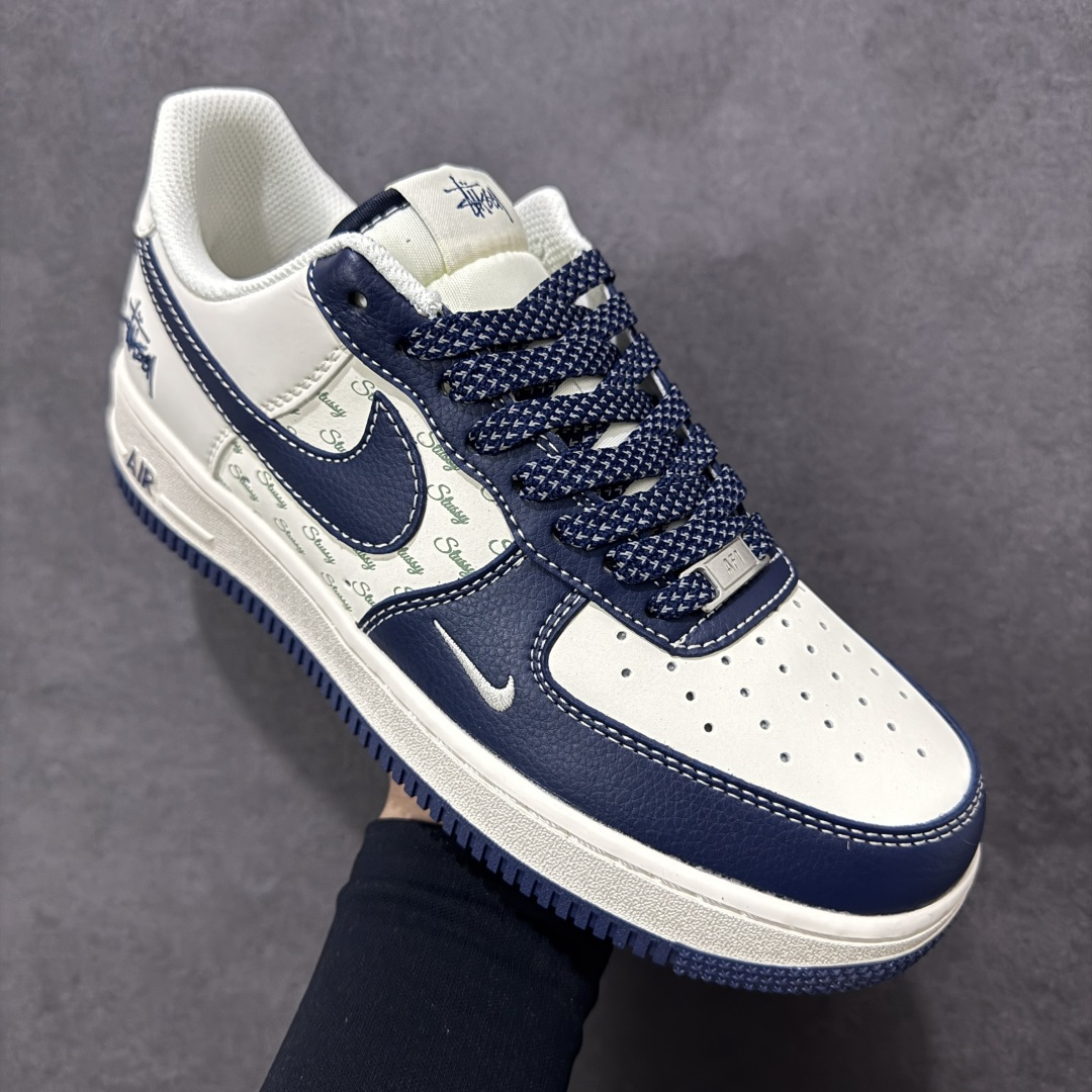 图片[3]-【定制版】Nike Air Force 1 Low（斯图西联名） 空军一号 爆款高端定制 反光满印Logo+刺绣标识，街头质感拉满！ 鞋侧有Stussy刺绣标识，融标志性的涂鸦式Logo与满印品牌标识，鞋身采用米白与藏蓝拼接设计，金属挂饰等细节强化了联名辨识度。 定制鞋盒 大厂纯原品质出货 超高清洁度 皮料切割干净无任何毛边 细节完美 货号：HH7518-081 尺码：36 36.5 37.5 38 38.5 39 40 40.5 41 42 42.5 43 44 44.5 45-选品中心