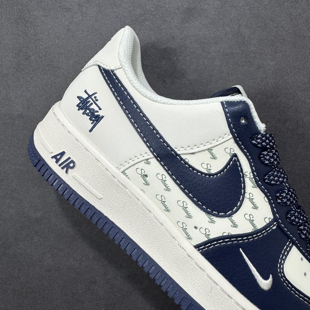 图片[6]-【定制版】Nike Air Force 1 Low（斯图西联名） 空军一号 爆款高端定制 反光满印Logo+刺绣标识，街头质感拉满！ 鞋侧有Stussy刺绣标识，融标志性的涂鸦式Logo与满印品牌标识，鞋身采用米白与藏蓝拼接设计，金属挂饰等细节强化了联名辨识度。 定制鞋盒 大厂纯原品质出货 超高清洁度 皮料切割干净无任何毛边 细节完美 货号：HH7518-081 尺码：36 36.5 37.5 38 38.5 39 40 40.5 41 42 42.5 43 44 44.5 45-选品中心