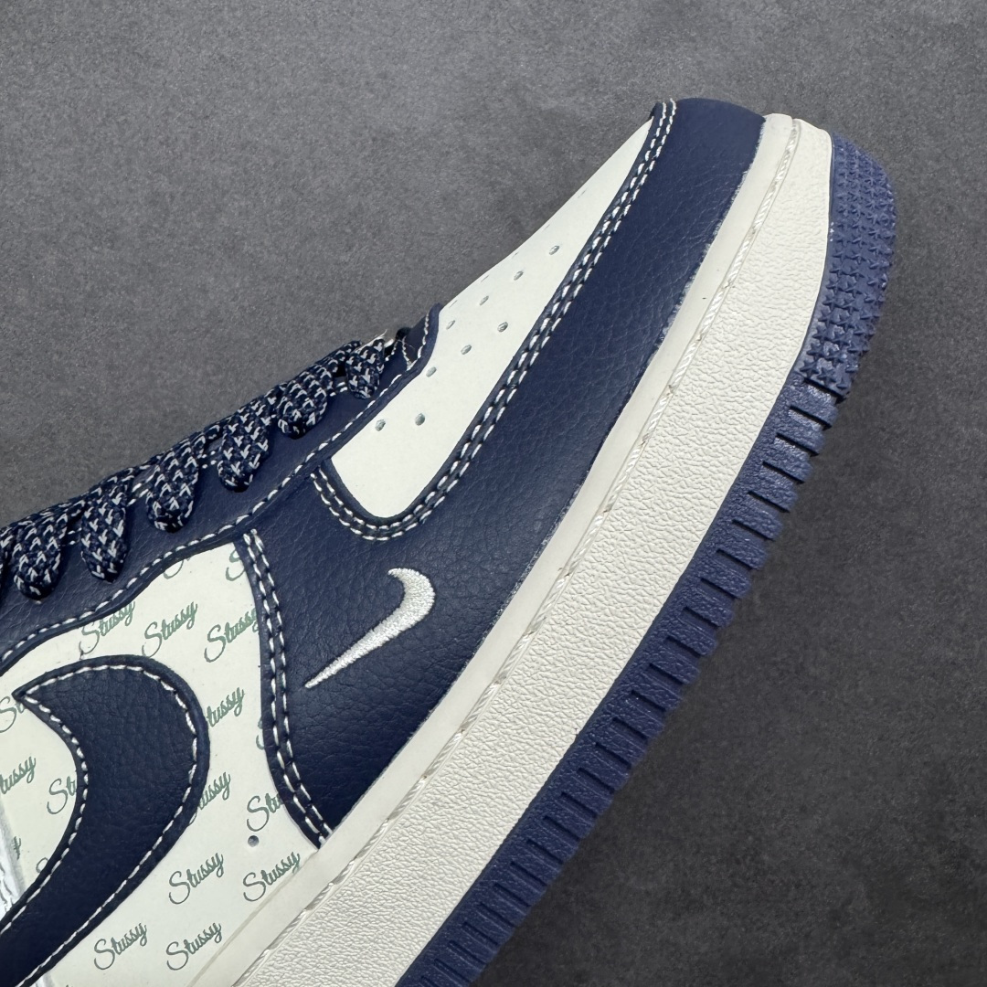 图片[5]-【定制版】Nike Air Force 1 Low（斯图西联名） 空军一号 爆款高端定制 反光满印Logo+刺绣标识，街头质感拉满！ 鞋侧有Stussy刺绣标识，融标志性的涂鸦式Logo与满印品牌标识，鞋身采用米白与藏蓝拼接设计，金属挂饰等细节强化了联名辨识度。 定制鞋盒 大厂纯原品质出货 超高清洁度 皮料切割干净无任何毛边 细节完美 货号：HH7518-081 尺码：36 36.5 37.5 38 38.5 39 40 40.5 41 42 42.5 43 44 44.5 45-选品中心
