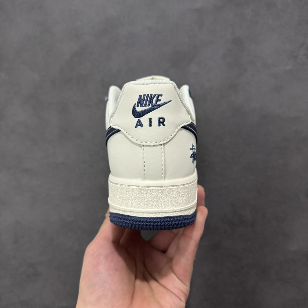图片[4]-【定制版】Nike Air Force 1 Low（斯图西联名） 空军一号 爆款高端定制 反光满印Logo+刺绣标识，街头质感拉满！ 鞋侧有Stussy刺绣标识，融标志性的涂鸦式Logo与满印品牌标识，鞋身采用米白与藏蓝拼接设计，金属挂饰等细节强化了联名辨识度。 定制鞋盒 大厂纯原品质出货 超高清洁度 皮料切割干净无任何毛边 细节完美 货号：HH7518-081 尺码：36 36.5 37.5 38 38.5 39 40 40.5 41 42 42.5 43 44 44.5 45-选品中心