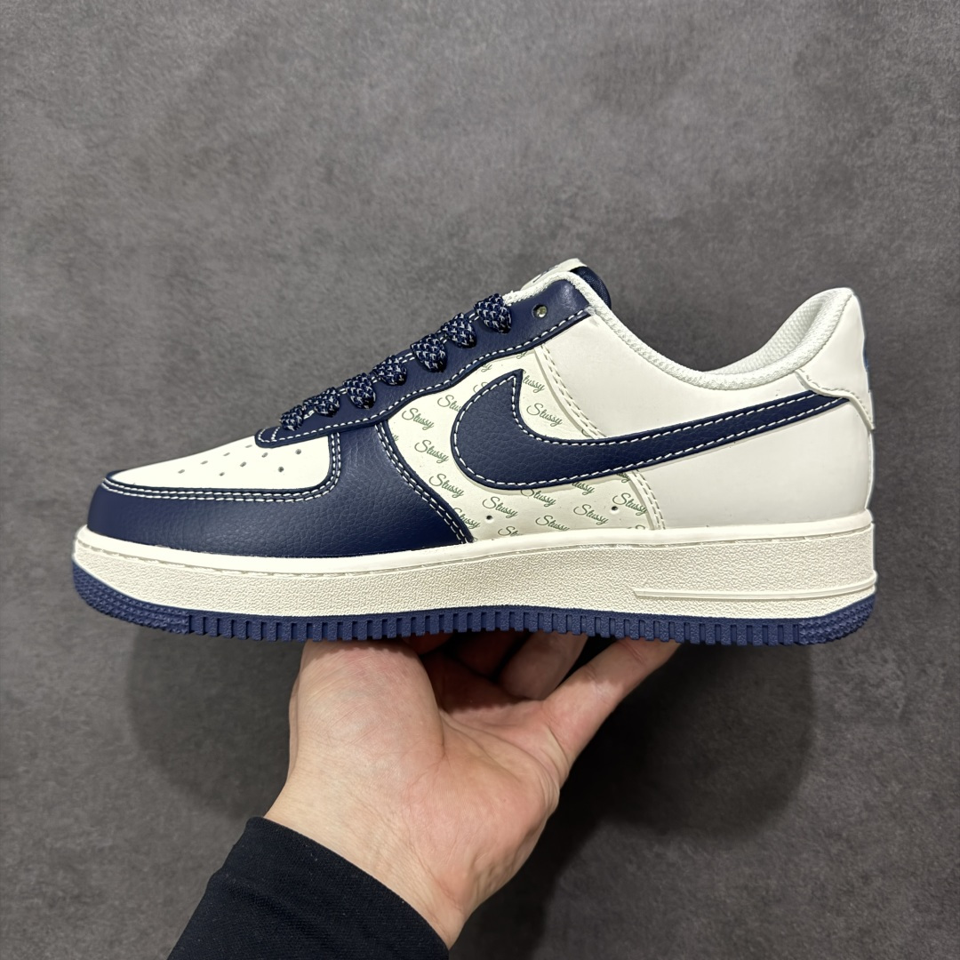 图片[2]-【定制版】Nike Air Force 1 Low（斯图西联名） 空军一号 爆款高端定制 反光满印Logo+刺绣标识，街头质感拉满！ 鞋侧有Stussy刺绣标识，融标志性的涂鸦式Logo与满印品牌标识，鞋身采用米白与藏蓝拼接设计，金属挂饰等细节强化了联名辨识度。 定制鞋盒 大厂纯原品质出货 超高清洁度 皮料切割干净无任何毛边 细节完美 货号：HH7518-081 尺码：36 36.5 37.5 38 38.5 39 40 40.5 41 42 42.5 43 44 44.5 45-选品中心
