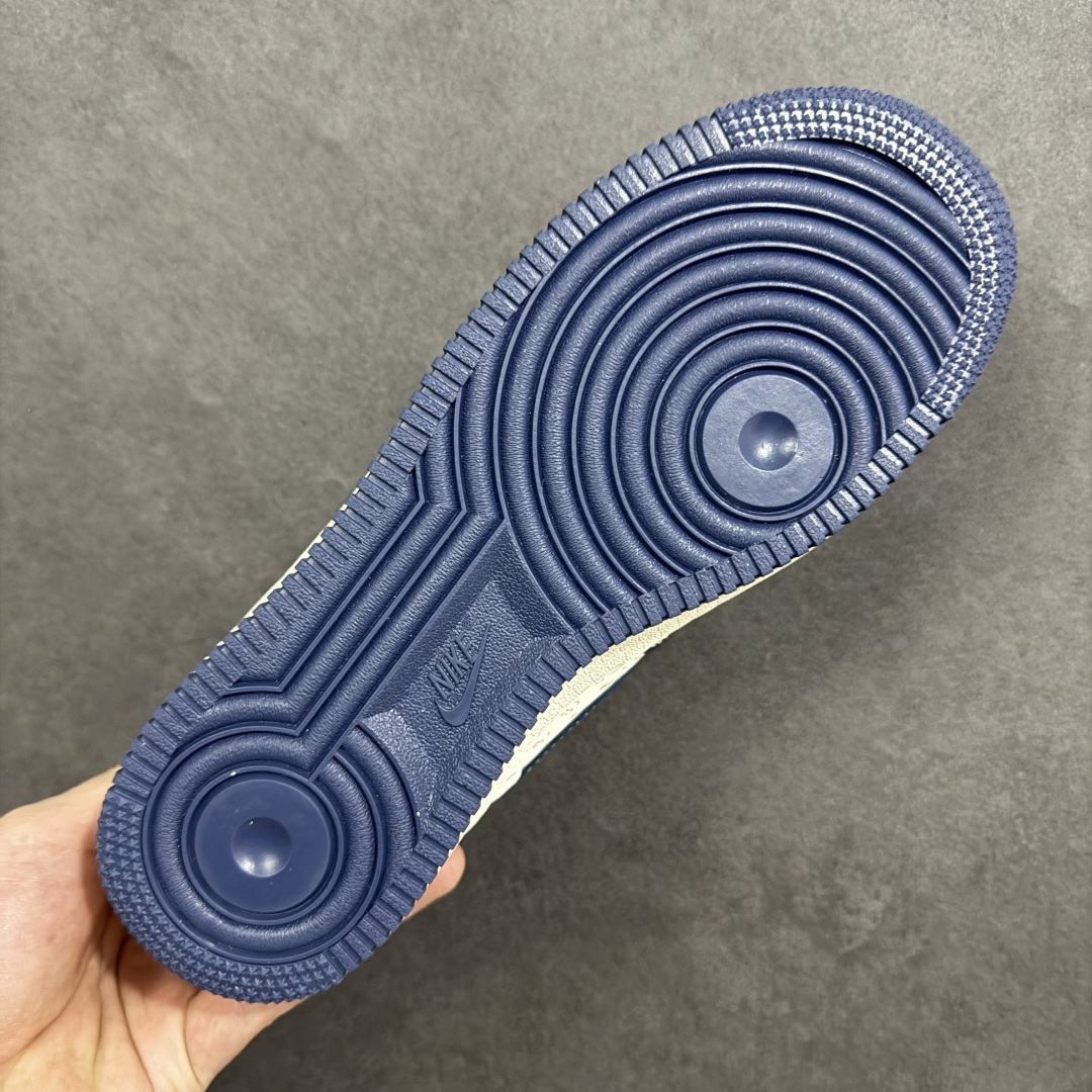 图片[9]-【定制版】Nike Air Force 1 Low（斯图西联名） 空军一号 爆款高端定制 反光满印Logo+刺绣标识，街头质感拉满！ 鞋侧有Stussy刺绣标识，融标志性的涂鸦式Logo与满印品牌标识，鞋身采用米白与藏蓝拼接设计，金属挂饰等细节强化了联名辨识度。 定制鞋盒 大厂纯原品质出货 超高清洁度 皮料切割干净无任何毛边 细节完美 货号：HH7518-081 尺码：36 36.5 37.5 38 38.5 39 40 40.5 41 42 42.5 43 44 44.5 45-选品中心