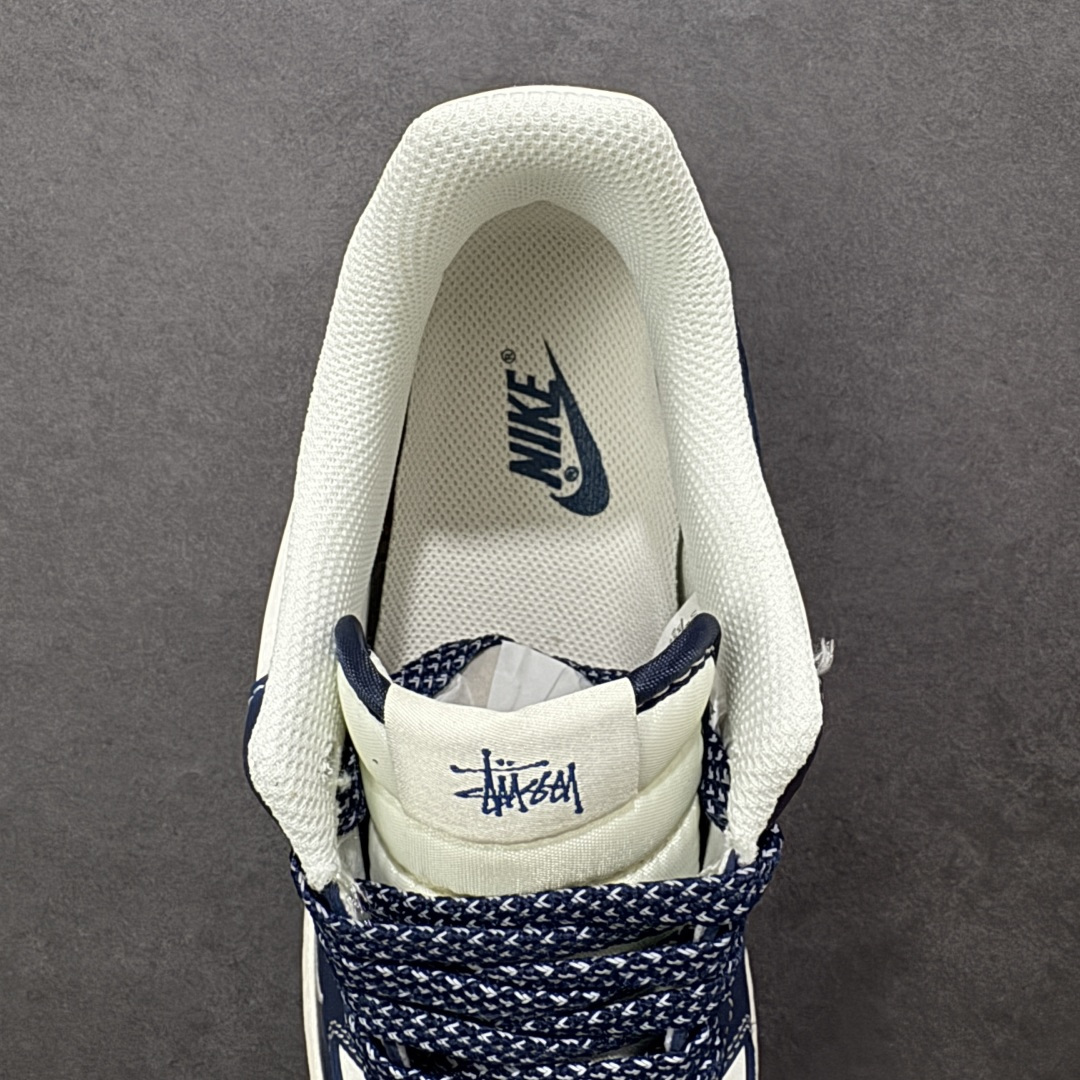 图片[7]-【定制版】Nike Air Force 1 Low（斯图西联名） 空军一号 爆款高端定制 反光满印Logo+刺绣标识，街头质感拉满！ 鞋侧有Stussy刺绣标识，融标志性的涂鸦式Logo与满印品牌标识，鞋身采用米白与藏蓝拼接设计，金属挂饰等细节强化了联名辨识度。 定制鞋盒 大厂纯原品质出货 超高清洁度 皮料切割干净无任何毛边 细节完美 货号：HH7518-081 尺码：36 36.5 37.5 38 38.5 39 40 40.5 41 42 42.5 43 44 44.5 45-选品中心