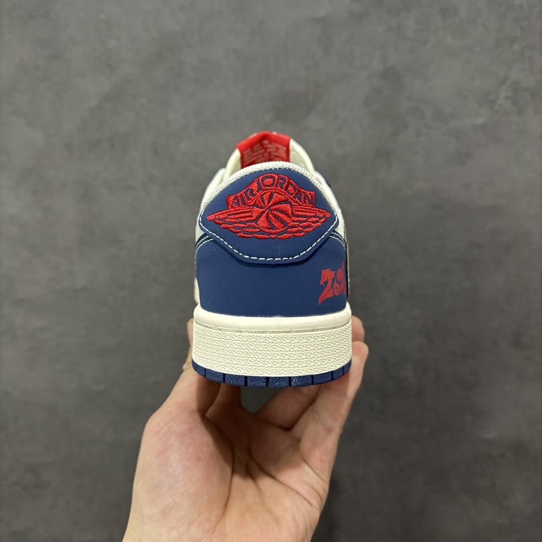 图片[4]-【定制版】龙年收尾 马年接棒AIR JORDAN 1 藏蓝撞白自带复古滤镜，蛇纹压纹鞋面搭配银灰Swoosh，鞋侧“2026”标识呼应新年节点。可拆卸挂饰融合传统年味，软弹缓震中底兼顾颜值与脚感，无论是跨年派对还是日常通勤，都能让你轻松成为焦点。 货号：JJ2508-106 尺码：36 36.5 37.5 38 38.5 39 40 40.5 41 42 42.5 43 44 44.5 45-选品中心