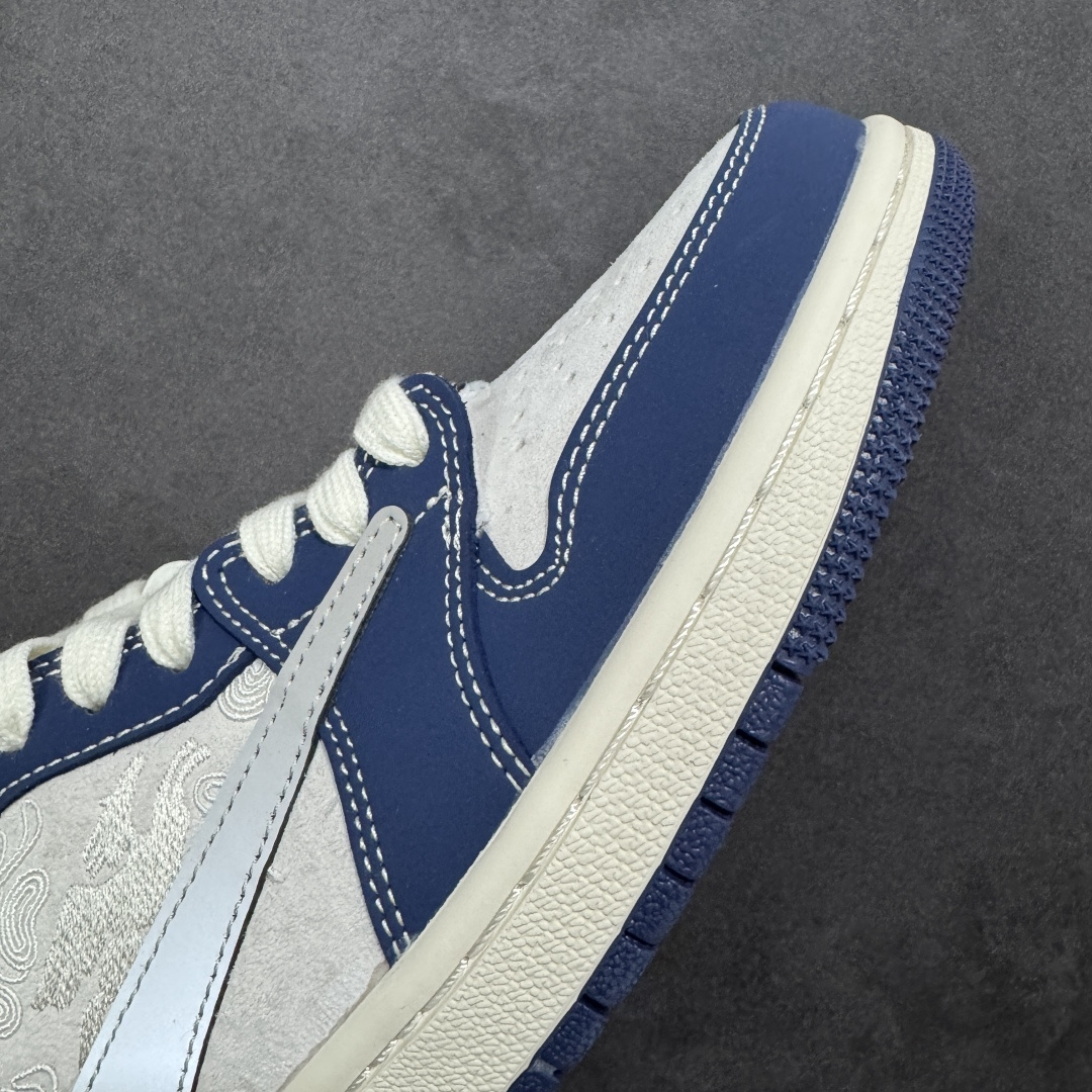 图片[5]-【定制版】龙年收尾 马年接棒AIR JORDAN 1 藏蓝撞白自带复古滤镜，蛇纹压纹鞋面搭配银灰Swoosh，鞋侧“2026”标识呼应新年节点。可拆卸挂饰融合传统年味，软弹缓震中底兼顾颜值与脚感，无论是跨年派对还是日常通勤，都能让你轻松成为焦点。 货号：JJ2508-106 尺码：36 36.5 37.5 38 38.5 39 40 40.5 41 42 42.5 43 44 44.5 45-选品中心