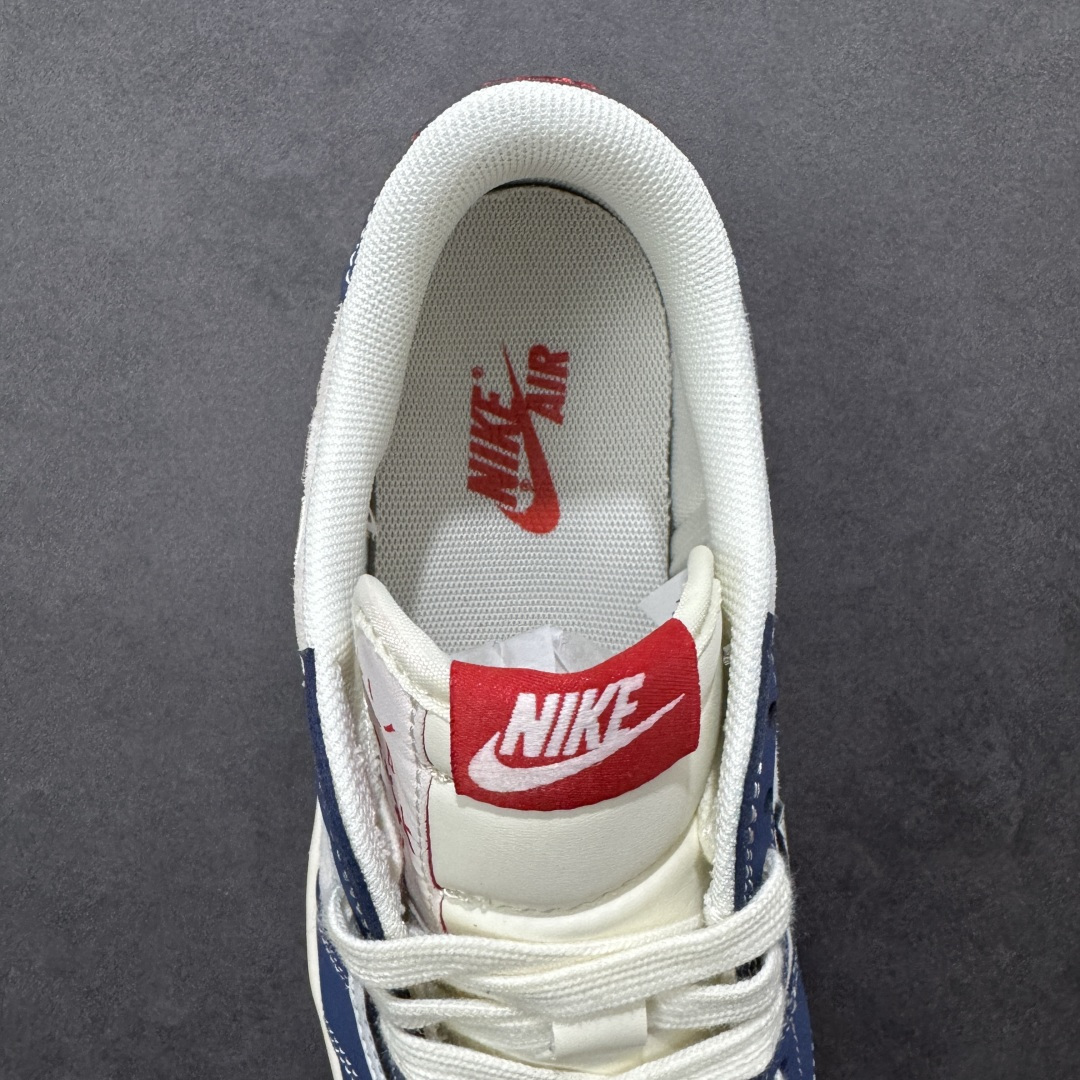 图片[7]-【定制版】龙年收尾 马年接棒AIR JORDAN 1 藏蓝撞白自带复古滤镜，蛇纹压纹鞋面搭配银灰Swoosh，鞋侧“2026”标识呼应新年节点。可拆卸挂饰融合传统年味，软弹缓震中底兼顾颜值与脚感，无论是跨年派对还是日常通勤，都能让你轻松成为焦点。 货号：JJ2508-106 尺码：36 36.5 37.5 38 38.5 39 40 40.5 41 42 42.5 43 44 44.5 45-选品中心