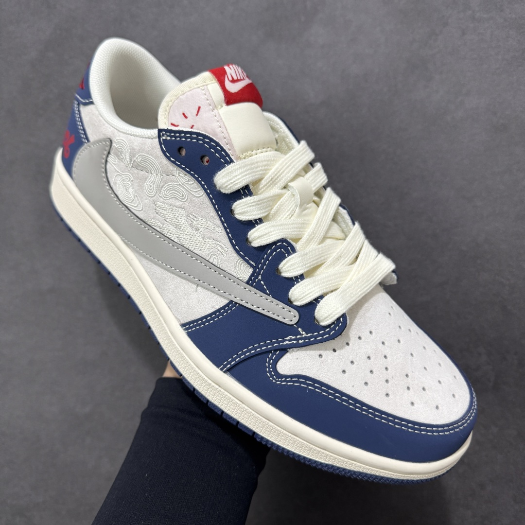 图片[3]-【定制版】龙年收尾 马年接棒AIR JORDAN 1 藏蓝撞白自带复古滤镜，蛇纹压纹鞋面搭配银灰Swoosh，鞋侧“2026”标识呼应新年节点。可拆卸挂饰融合传统年味，软弹缓震中底兼顾颜值与脚感，无论是跨年派对还是日常通勤，都能让你轻松成为焦点。 货号：JJ2508-106 尺码：36 36.5 37.5 38 38.5 39 40 40.5 41 42 42.5 43 44 44.5 45-选品中心