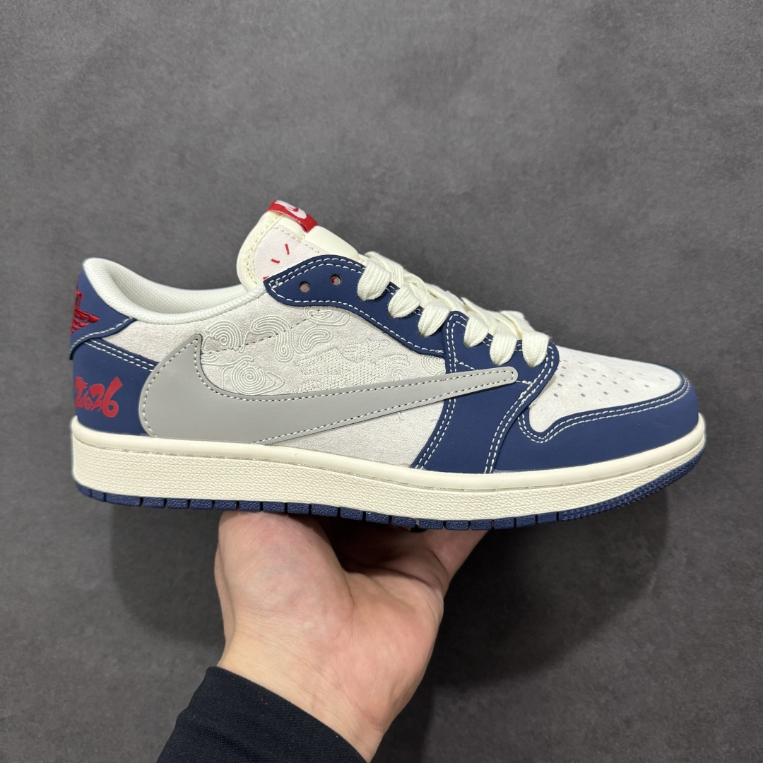 【定制版】龙年收尾 马年接棒AIR JORDAN 1 藏蓝撞白自带复古滤镜,蛇纹压纹鞋面搭配银灰Swoosh,鞋侧“2026”标识呼应新年节点。可拆卸挂饰融合传统年味,软弹缓震中底兼顾颜值与脚感,无论是跨年派对还是日常通勤,都能让你轻松成为焦点。 货号:JJ2508-106 尺码:36 36.5 37.5 38 38.5 39 40 40.5 41 42 42.5 43 44 44.5 45-选品中心