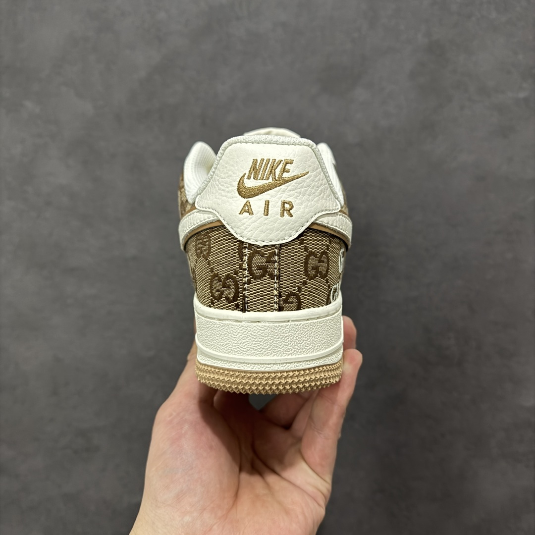 图片[4]-【定制版】质感拉满 NIKE AIR FORCE 1 精选细腻麂皮与皮革拼接鞋身，Gucci经典老花元素点缀后跟与鞋身，金属包边勾勒Swoosh轮廓，复古生胶大底融合Air气垫科技，奢华质感与舒适脚感兼具。鞋身Gucci压印与标识细节拉满，日常通勤或街头出街都能轻松驾驭，让你在人群中脱颖而出。 货号：MM3399-809 尺码：36 36.5 37.5 38 38.5 39 40 40.5 41 42 42.5 43 44 44.5 45-选品中心