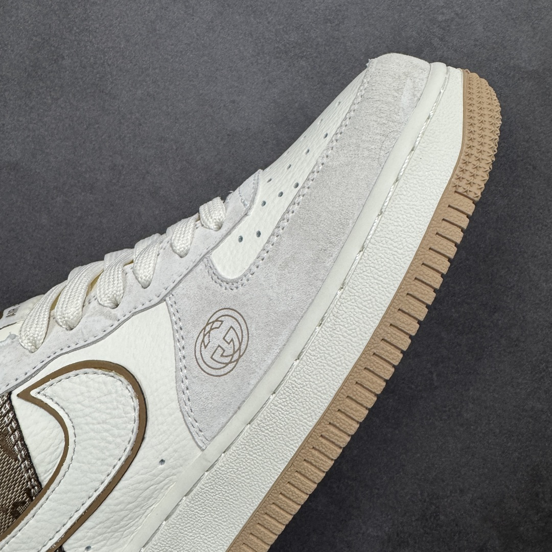 图片[5]-【定制版】质感拉满 NIKE AIR FORCE 1 精选细腻麂皮与皮革拼接鞋身，Gucci经典老花元素点缀后跟与鞋身，金属包边勾勒Swoosh轮廓，复古生胶大底融合Air气垫科技，奢华质感与舒适脚感兼具。鞋身Gucci压印与标识细节拉满，日常通勤或街头出街都能轻松驾驭，让你在人群中脱颖而出。 货号：MM3399-809 尺码：36 36.5 37.5 38 38.5 39 40 40.5 41 42 42.5 43 44 44.5 45-选品中心