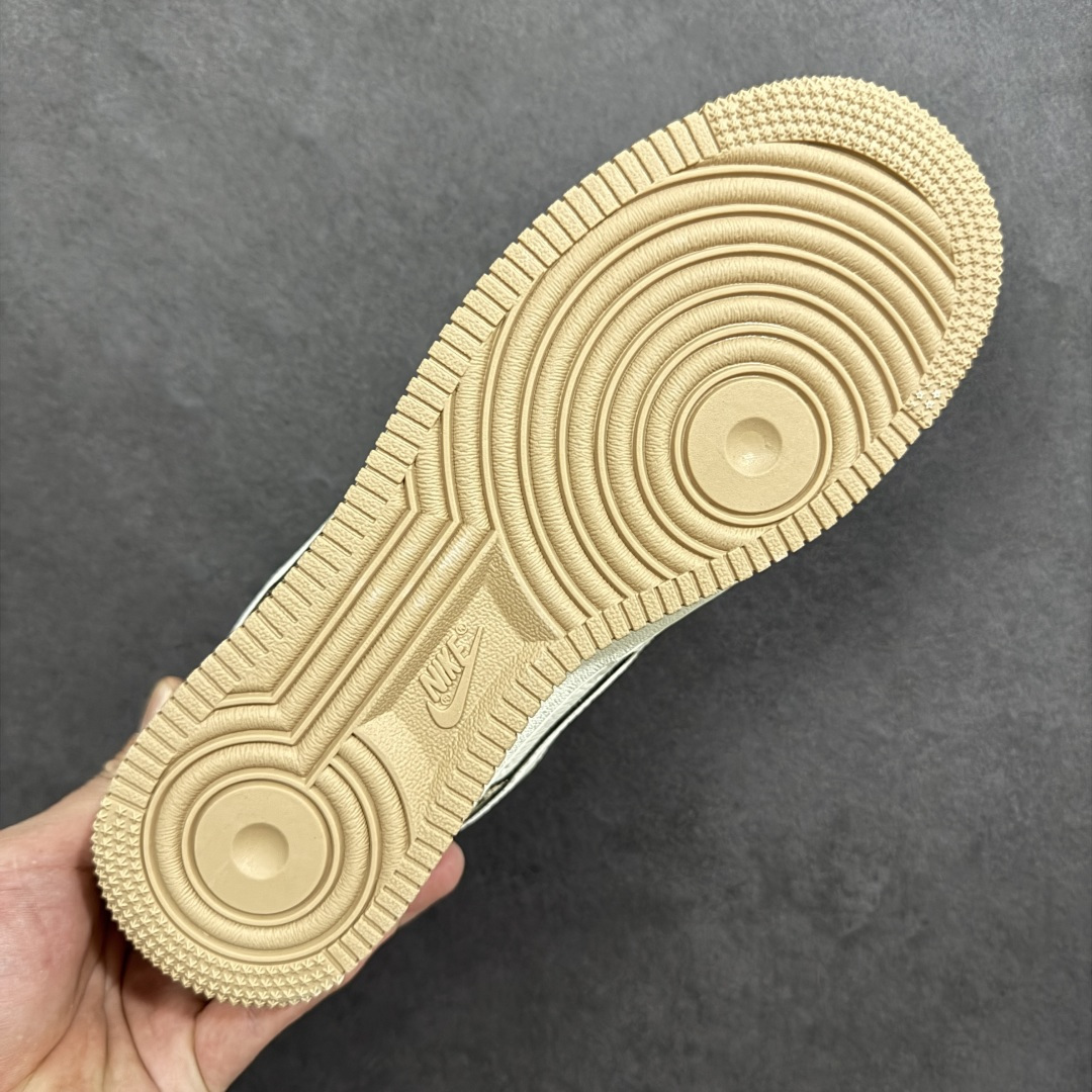 图片[9]-【定制版】质感拉满 NIKE AIR FORCE 1 精选细腻麂皮与皮革拼接鞋身，Gucci经典老花元素点缀后跟与鞋身，金属包边勾勒Swoosh轮廓，复古生胶大底融合Air气垫科技，奢华质感与舒适脚感兼具。鞋身Gucci压印与标识细节拉满，日常通勤或街头出街都能轻松驾驭，让你在人群中脱颖而出。 货号：MM3399-809 尺码：36 36.5 37.5 38 38.5 39 40 40.5 41 42 42.5 43 44 44.5 45-选品中心