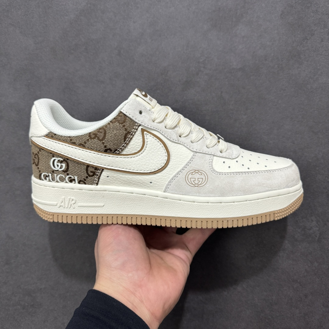 【定制版】质感拉满 NIKE AIR FORCE 1 精选细腻麂皮与皮革拼接鞋身，Gucci经典老花元素点缀后跟与鞋身，金属包边勾勒Swoosh轮廓，复古生胶大底融合Air气垫科技，奢华质感与舒适脚感兼具。鞋身Gucci压印与标识细节拉满，日常通勤或街头出街都能轻松驾驭，让你在人群中脱颖而出。 货号：MM3399-809 尺码：36 36.5 37.5 38 38.5 39 40 40.5 41 42 42.5 43 44 44.5 45-选品中心