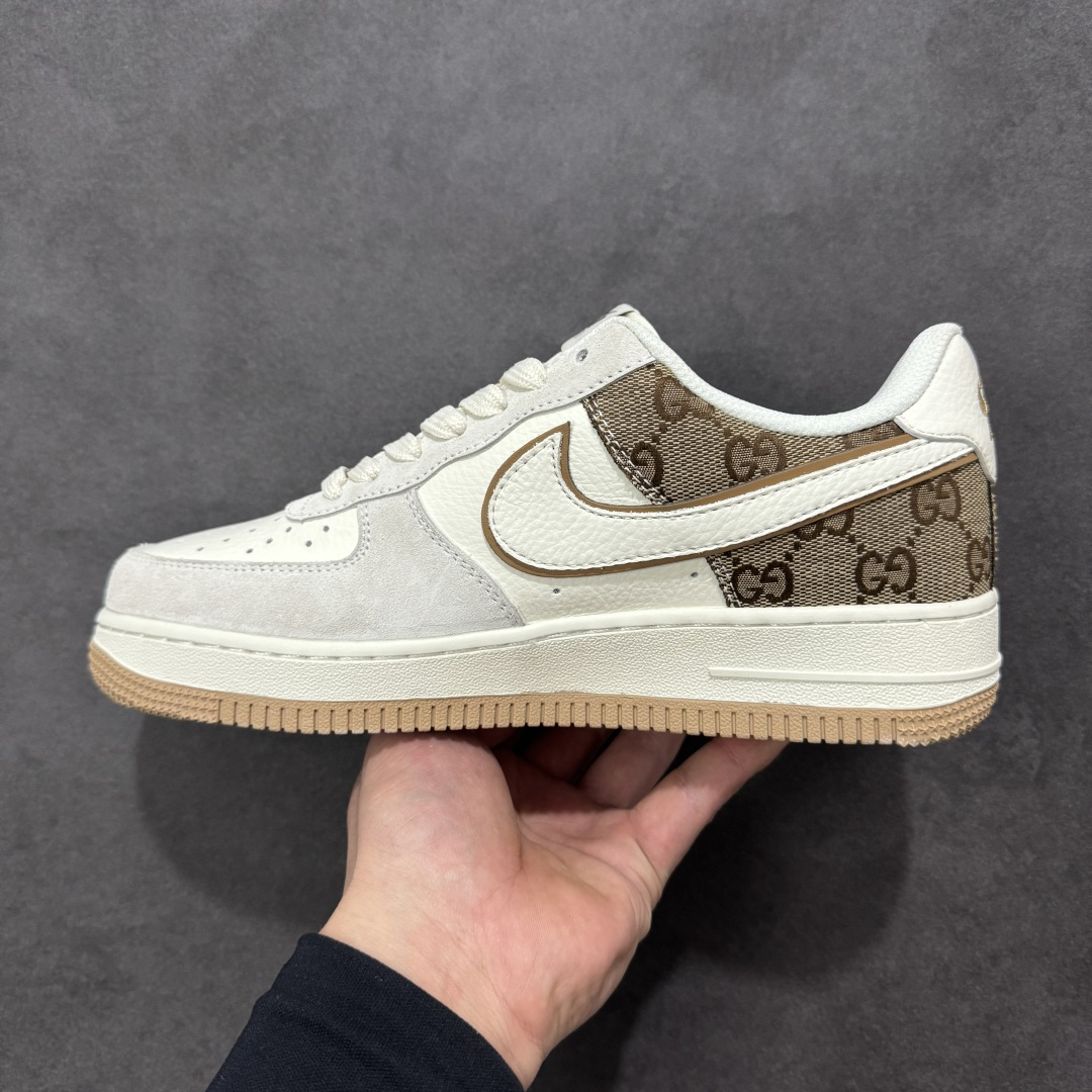 图片[2]-【定制版】质感拉满 NIKE AIR FORCE 1 精选细腻麂皮与皮革拼接鞋身，Gucci经典老花元素点缀后跟与鞋身，金属包边勾勒Swoosh轮廓，复古生胶大底融合Air气垫科技，奢华质感与舒适脚感兼具。鞋身Gucci压印与标识细节拉满，日常通勤或街头出街都能轻松驾驭，让你在人群中脱颖而出。 货号：MM3399-809 尺码：36 36.5 37.5 38 38.5 39 40 40.5 41 42 42.5 43 44 44.5 45-选品中心