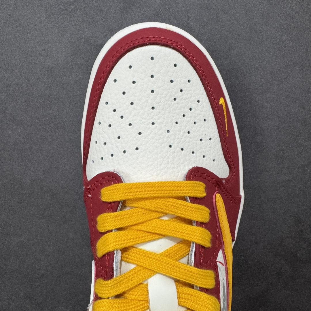 图片[8]-【定制版】Travis Scott x Air Jordan 1 Low 低帮 马年限定 红白黄倒钩 AJ1 乔丹1代 aj1 乔1 低邦 红白黄倒勾 乔丹篮球鞋系列 鞋款整体以米白色皮革为底搭配红色皮革框架覆盖层，标志性的反钩Swoosh Logo采用黄色点缀，内侧则辅以白色Swoosh Logo呈现，鞋舌等多处TS标志性元素均得以保留；鞋舌绣标上以馬字样呈现，后跟的Jack厂牌标志及Wings Logoj均采用白色缝线打造，鞋头处迷你Swoosh Logo黄色示人，后跟侧下方印有图腾马像，彰显联名身份；最后以米白色中底搭配蓝色橡胶外底完善整体设计收尾。 货号：DZ2688-116 尺码：36 36.5 37.5 38 38.5 39 40 40.5 41 42 42.5 43 44 44.5 45-选品中心