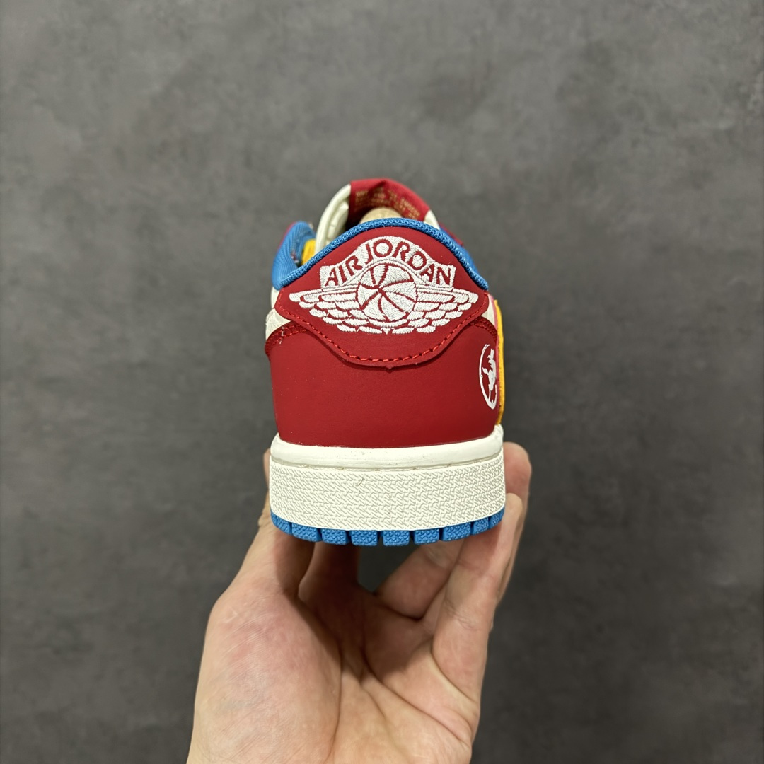 图片[4]-【定制版】Travis Scott x Air Jordan 1 Low 低帮 马年限定 红白黄倒钩 AJ1 乔丹1代 aj1 乔1 低邦 红白黄倒勾 乔丹篮球鞋系列 鞋款整体以米白色皮革为底搭配红色皮革框架覆盖层，标志性的反钩Swoosh Logo采用黄色点缀，内侧则辅以白色Swoosh Logo呈现，鞋舌等多处TS标志性元素均得以保留；鞋舌绣标上以馬字样呈现，后跟的Jack厂牌标志及Wings Logoj均采用白色缝线打造，鞋头处迷你Swoosh Logo黄色示人，后跟侧下方印有图腾马像，彰显联名身份；最后以米白色中底搭配蓝色橡胶外底完善整体设计收尾。 货号：DZ2688-116 尺码：36 36.5 37.5 38 38.5 39 40 40.5 41 42 42.5 43 44 44.5 45-选品中心