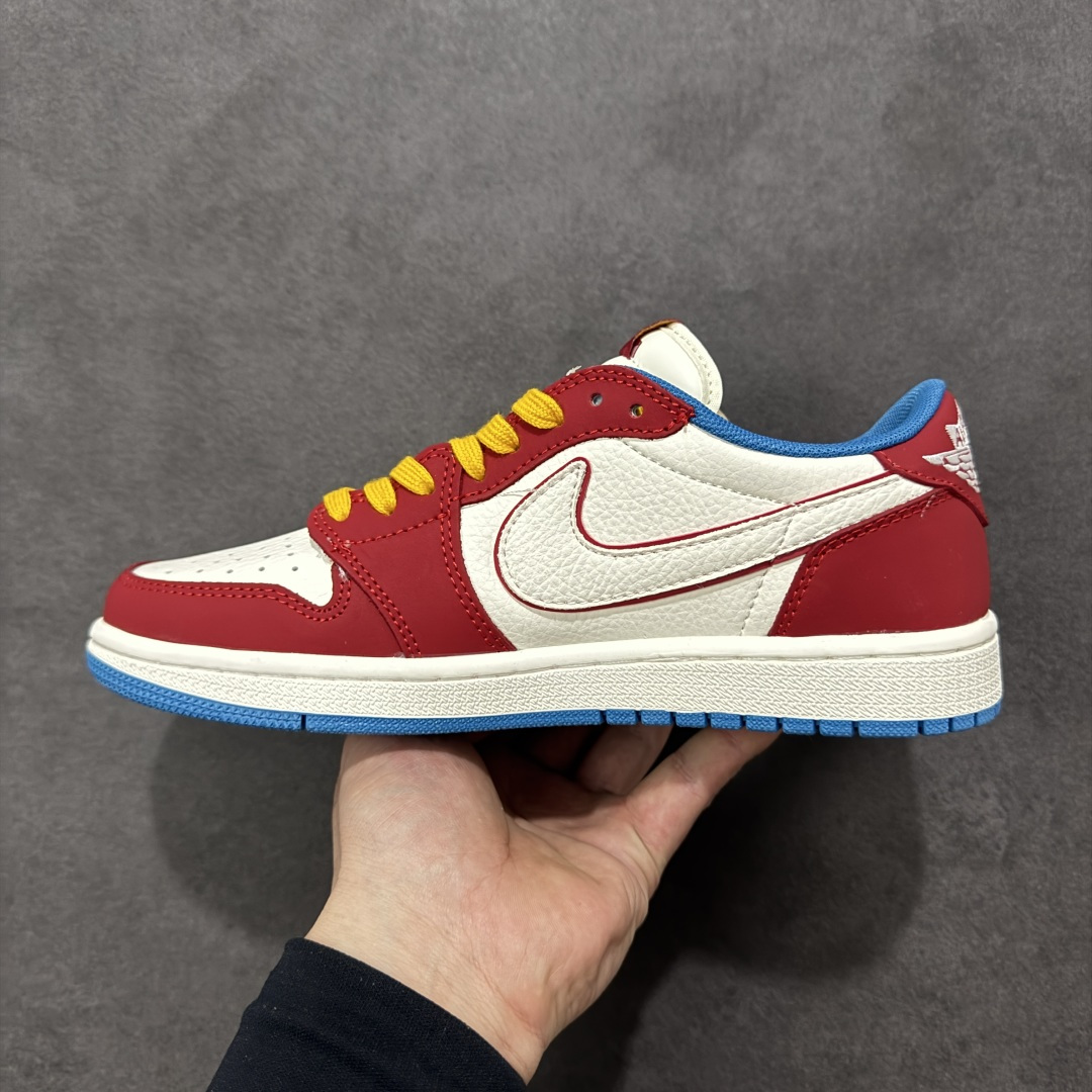 图片[2]-【定制版】Travis Scott x Air Jordan 1 Low 低帮 马年限定 红白黄倒钩 AJ1 乔丹1代 aj1 乔1 低邦 红白黄倒勾 乔丹篮球鞋系列 鞋款整体以米白色皮革为底搭配红色皮革框架覆盖层，标志性的反钩Swoosh Logo采用黄色点缀，内侧则辅以白色Swoosh Logo呈现，鞋舌等多处TS标志性元素均得以保留；鞋舌绣标上以馬字样呈现，后跟的Jack厂牌标志及Wings Logoj均采用白色缝线打造，鞋头处迷你Swoosh Logo黄色示人，后跟侧下方印有图腾马像，彰显联名身份；最后以米白色中底搭配蓝色橡胶外底完善整体设计收尾。 货号：DZ2688-116 尺码：36 36.5 37.5 38 38.5 39 40 40.5 41 42 42.5 43 44 44.5 45-选品中心