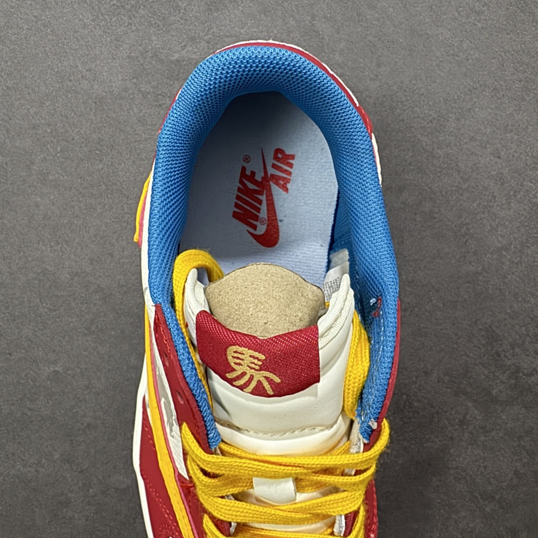 图片[7]-【定制版】Travis Scott x Air Jordan 1 Low 低帮 马年限定 红白黄倒钩 AJ1 乔丹1代 aj1 乔1 低邦 红白黄倒勾 乔丹篮球鞋系列 鞋款整体以米白色皮革为底搭配红色皮革框架覆盖层，标志性的反钩Swoosh Logo采用黄色点缀，内侧则辅以白色Swoosh Logo呈现，鞋舌等多处TS标志性元素均得以保留；鞋舌绣标上以馬字样呈现，后跟的Jack厂牌标志及Wings Logoj均采用白色缝线打造，鞋头处迷你Swoosh Logo黄色示人，后跟侧下方印有图腾马像，彰显联名身份；最后以米白色中底搭配蓝色橡胶外底完善整体设计收尾。 货号：DZ2688-116 尺码：36 36.5 37.5 38 38.5 39 40 40.5 41 42 42.5 43 44 44.5 45-选品中心