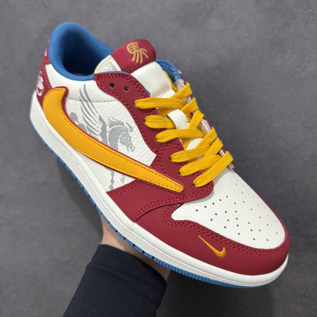 图片[3]-【定制版】Travis Scott x Air Jordan 1 Low 低帮 马年限定 红白黄倒钩 AJ1 乔丹1代 aj1 乔1 低邦 红白黄倒勾 乔丹篮球鞋系列 鞋款整体以米白色皮革为底搭配红色皮革框架覆盖层，标志性的反钩Swoosh Logo采用黄色点缀，内侧则辅以白色Swoosh Logo呈现，鞋舌等多处TS标志性元素均得以保留；鞋舌绣标上以馬字样呈现，后跟的Jack厂牌标志及Wings Logoj均采用白色缝线打造，鞋头处迷你Swoosh Logo黄色示人，后跟侧下方印有图腾马像，彰显联名身份；最后以米白色中底搭配蓝色橡胶外底完善整体设计收尾。 货号：DZ2688-116 尺码：36 36.5 37.5 38 38.5 39 40 40.5 41 42 42.5 43 44 44.5 45-选品中心