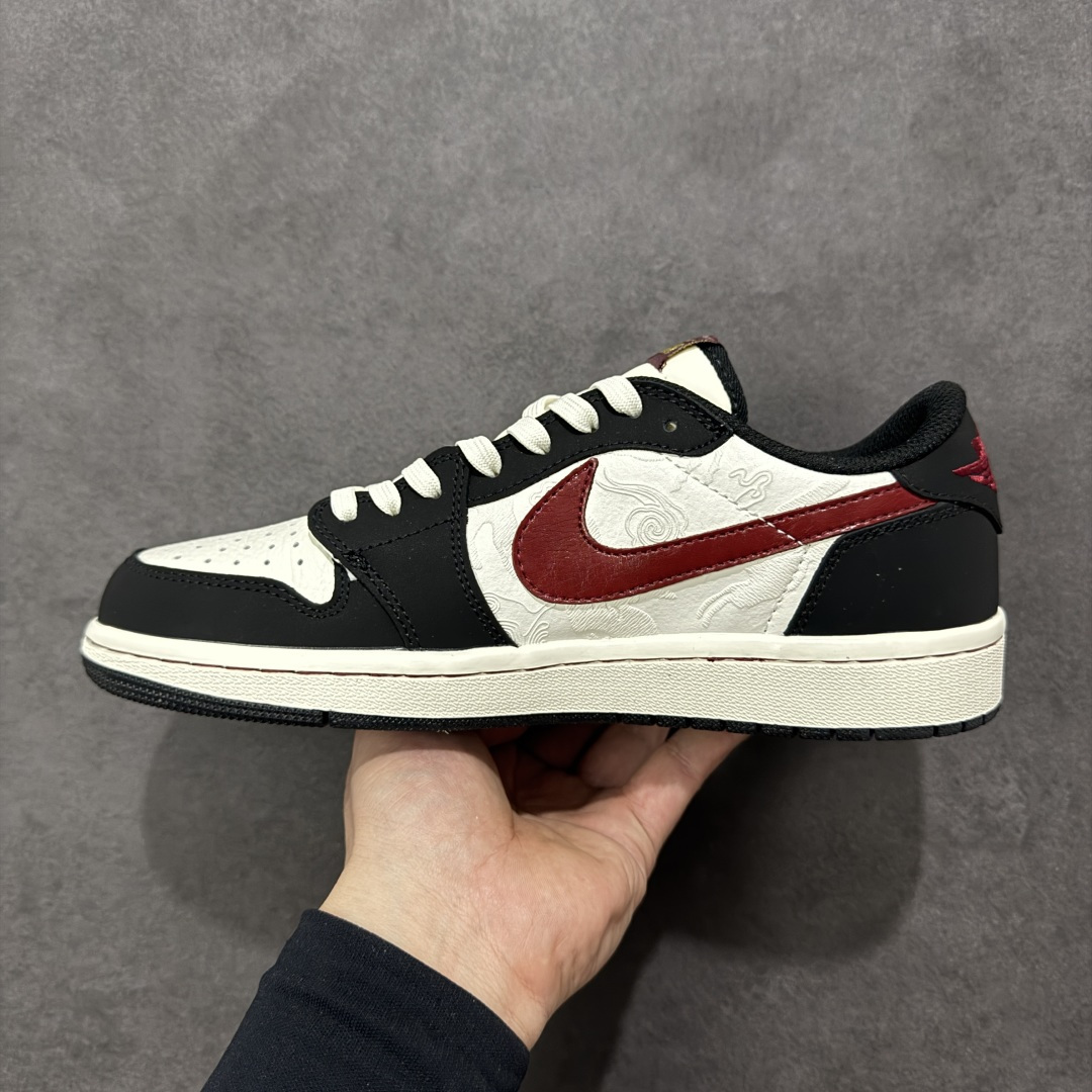 图片[2]-【定制版】乔丹Fragment x Travis Scott xDior Air Jordan 1 Low 三方联名倒钩，整双鞋以全荔枝皮打造，腰身搭配白色「倒勾」，再点缀上Travis Scott 标志性的Logo，后跟处以藤原浩最拿手的蓝色为主色调，完善极具Fragment Design的白蓝黑设计风格，左右脚分别以Travis Scott鬼脸和乔丹飞翼加以修饰，彰显出三方联名的奢华格调 尺码： 36 36.5 37.5 38 38.5 39 40 40.5 41 42 42.5 43 44 45 货号：NH0601-060-选品中心