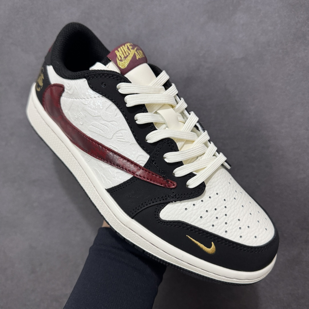 图片[3]-【定制版】乔丹Fragment x Travis Scott xDior Air Jordan 1 Low 三方联名倒钩，整双鞋以全荔枝皮打造，腰身搭配白色「倒勾」，再点缀上Travis Scott 标志性的Logo，后跟处以藤原浩最拿手的蓝色为主色调，完善极具Fragment Design的白蓝黑设计风格，左右脚分别以Travis Scott鬼脸和乔丹飞翼加以修饰，彰显出三方联名的奢华格调 尺码： 36 36.5 37.5 38 38.5 39 40 40.5 41 42 42.5 43 44 45 货号：NH0601-060-选品中心