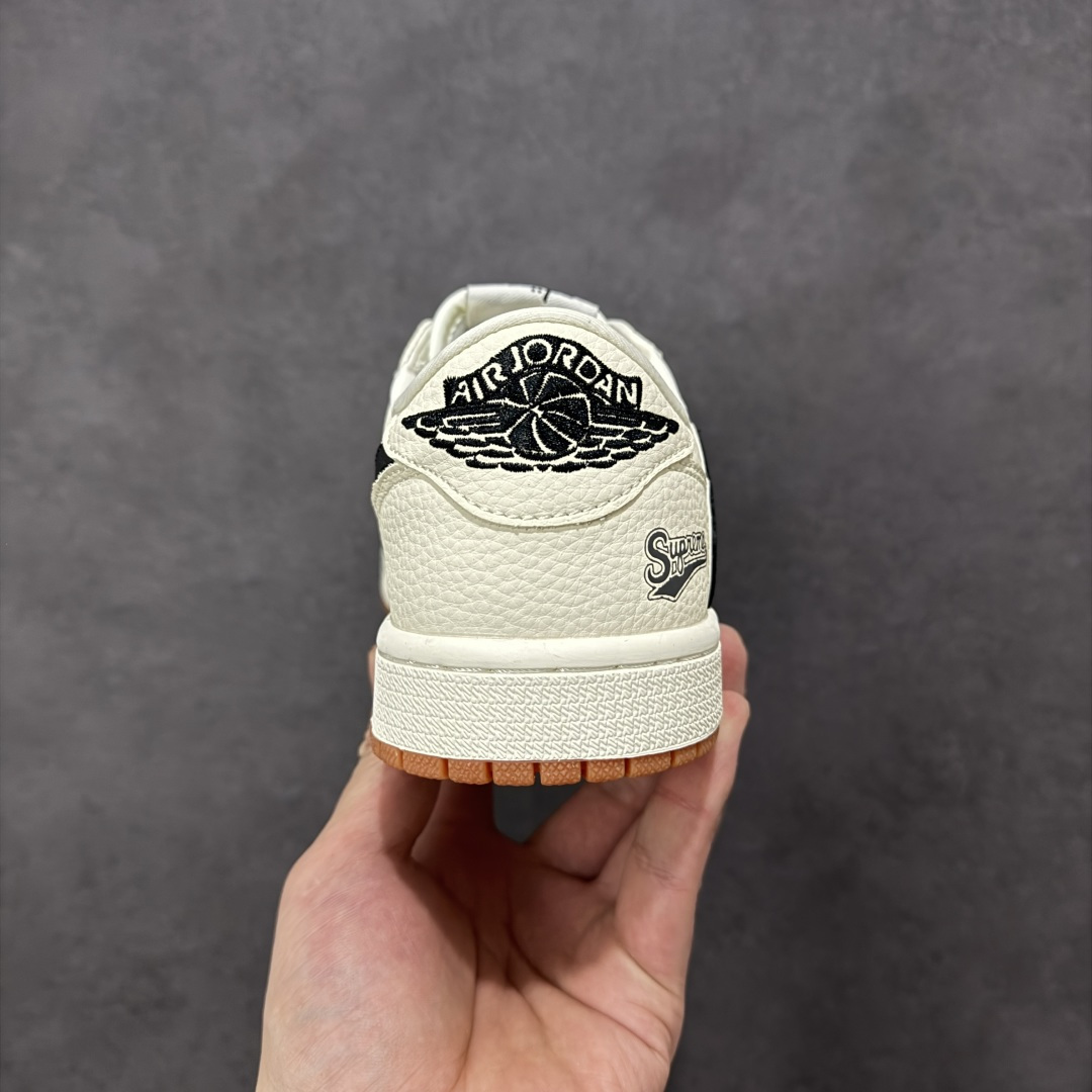 图片[4]-【定制版】Travis Scott x Fragment Design x Air Jordan 1 Low OG SP AJ1 乔1米黑撞色 低帮文化休闲板鞋  #多方联名合作融合了Travis Scott 独特的音乐风格，藤原浩个性的设计风格以及Jordan品牌的经典元素 使其成为一双具有独特身份和价值的鞋子 清新而立体的外观加上联名标识更突出了其独特身份 这种配色方案显示出活力和时尚感 在视觉上引人注目 鞋身的质感和细腻的细节处理使其显得高端而格调十足 这款“倒钩”联名是设计与创意完美结合 融合多方的个性风格是一款备受瞩目的潮流鞋款 货号：LD2028-073  尺码：36 36.5 37.5 38 38.5 39 40 40.5 41 42 42.5 43 44 44.5 45-选品中心