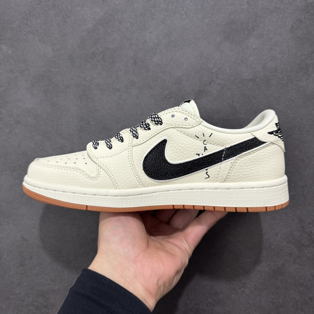 图片[2]-【定制版】Travis Scott x Fragment Design x Air Jordan 1 Low OG SP AJ1 乔1米黑撞色 低帮文化休闲板鞋  #多方联名合作融合了Travis Scott 独特的音乐风格，藤原浩个性的设计风格以及Jordan品牌的经典元素 使其成为一双具有独特身份和价值的鞋子 清新而立体的外观加上联名标识更突出了其独特身份 这种配色方案显示出活力和时尚感 在视觉上引人注目 鞋身的质感和细腻的细节处理使其显得高端而格调十足 这款“倒钩”联名是设计与创意完美结合 融合多方的个性风格是一款备受瞩目的潮流鞋款 货号：LD2028-073  尺码：36 36.5 37.5 38 38.5 39 40 40.5 41 42 42.5 43 44 44.5 45-选品中心