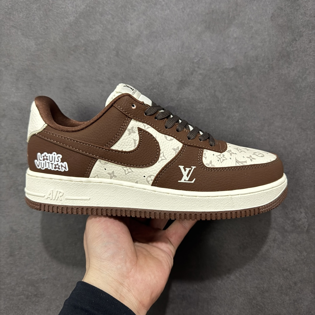 【定制版】NIke Air Force 1 \’07 Low “LV联名–棕酪印花” 空军一号低帮 运动鞋 休闲鞋 折边针车 工艺难度大 原楦头原纸板 高端定制鞋盒 原厂鞋底 超高清洁度 细节完美 货号：DF0188-127 尺码：36 36.5 37.5 38 38.5 39 40 40.5 41 42 42.5 43 44 44.5 45-选品中心