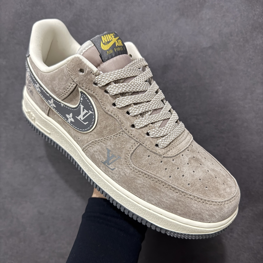 图片[3]-【定制版】LV联名 复古炸街 NIKE AIR FORCE 1 甄选细腻麂皮打造鞋身，LV经典老花元素点缀Swoosh，复古做旧中底融合Air气垫科技，奢华质感与舒适脚感兼备。鞋身LV压印与专属挂饰细节拉满，街头潮搭或日常出街都能轻松成为视觉焦点，让你在人群中脱颖而出。 货号：KL1688-003 尺码：36 36.5 37.5 38 38.5 39 40 40.5 41 42 42.5 43 44 44.5 45-选品中心
